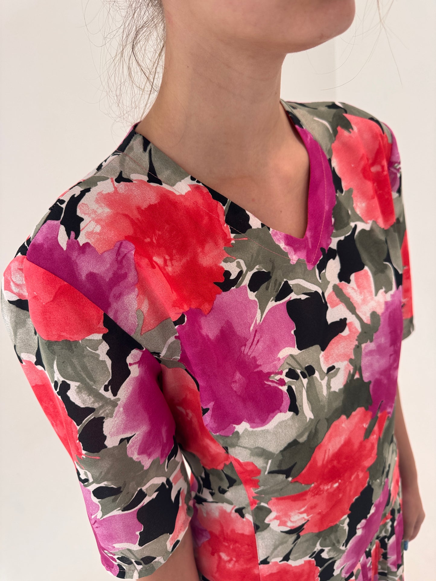 Rochie vintage italiană cu print ca pictat în croi retro revenit în trend