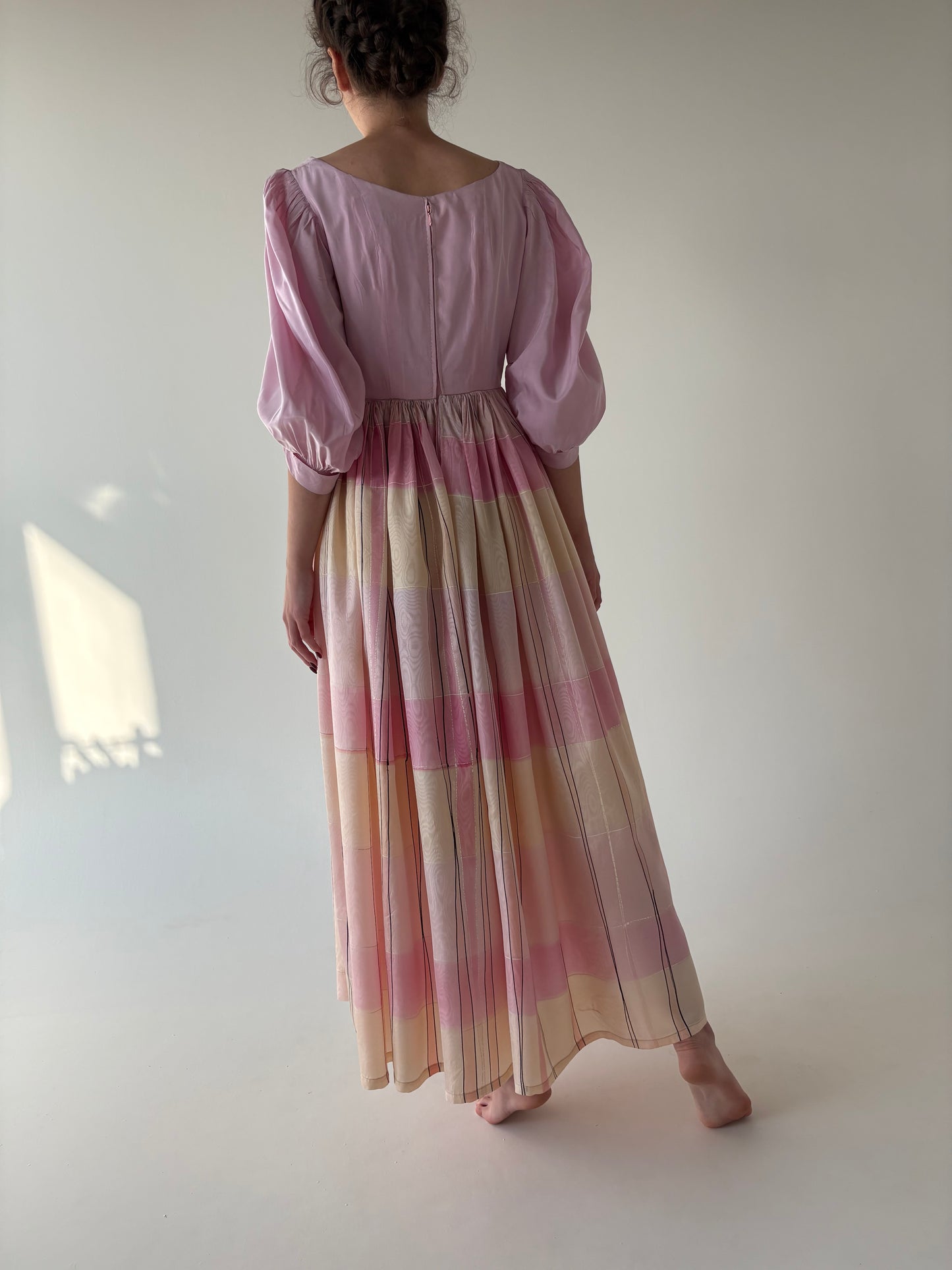 Rochie old vintage din anii 70 în culori pudrate cu corsaj din tafta