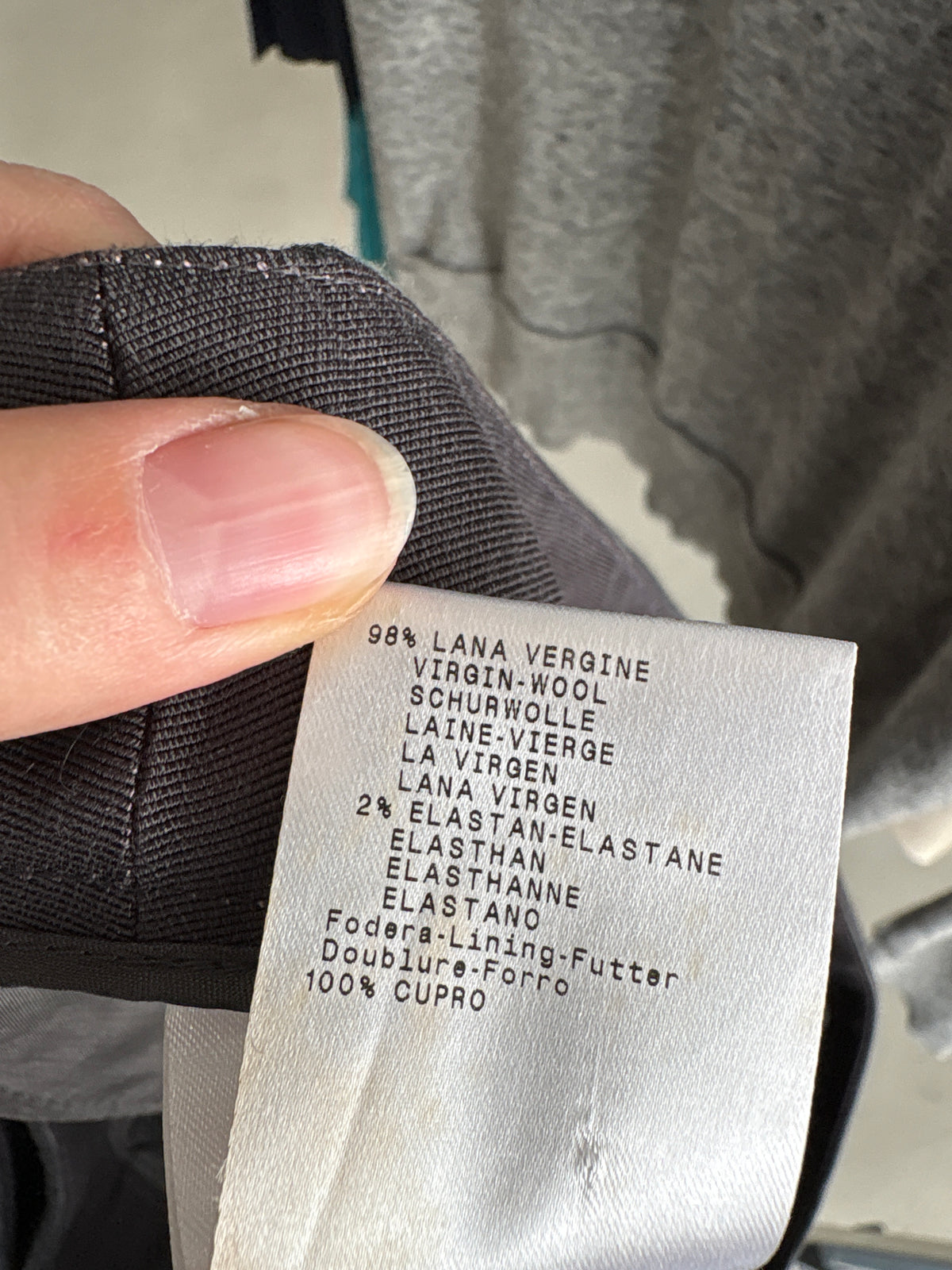Pantaloni Giorgio Armani ultra luxury din lana extrafina cu pense și dungi