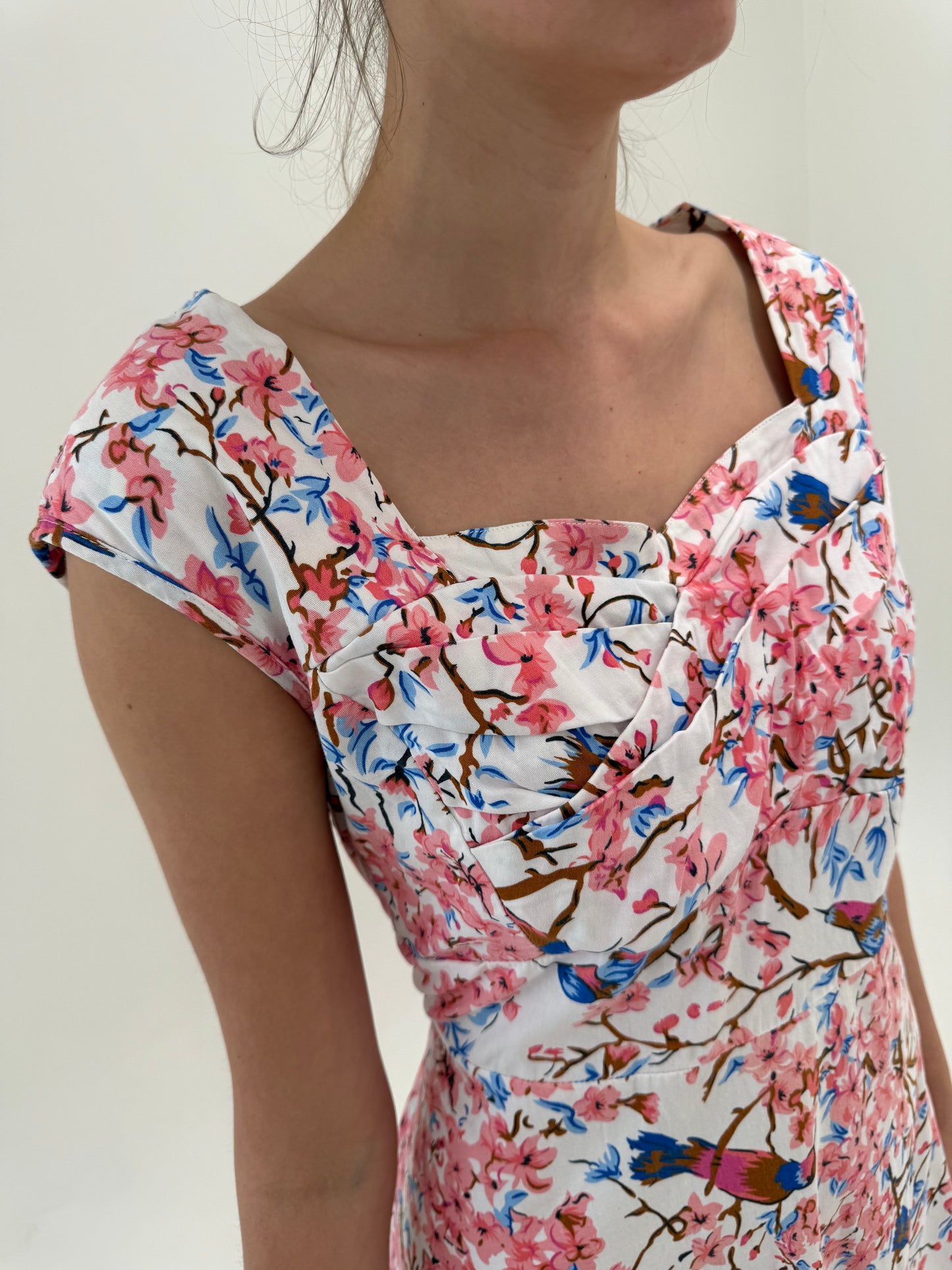 Rochie cambrata cu print superb cu flori de cireș din panzica modelatoare