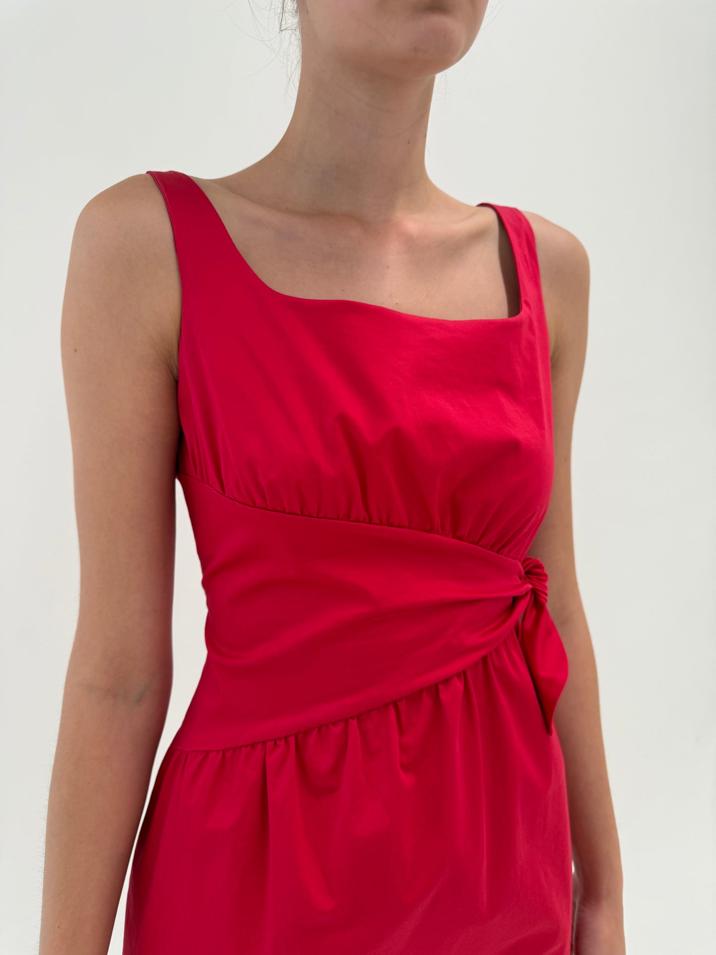 Rochie Moschino cu talie ultra marcată în croi asimetric și drapaj din poplin