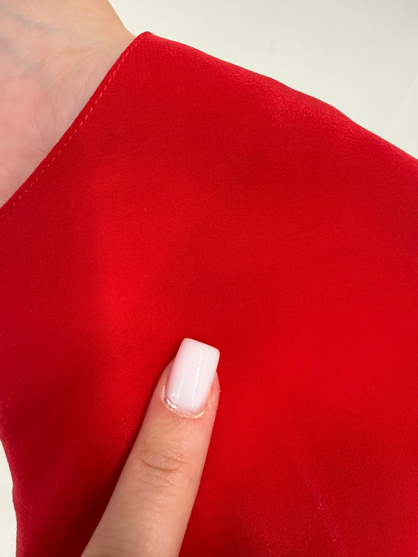 Top din mătase naturală cherry red în croi lejer minimalist
