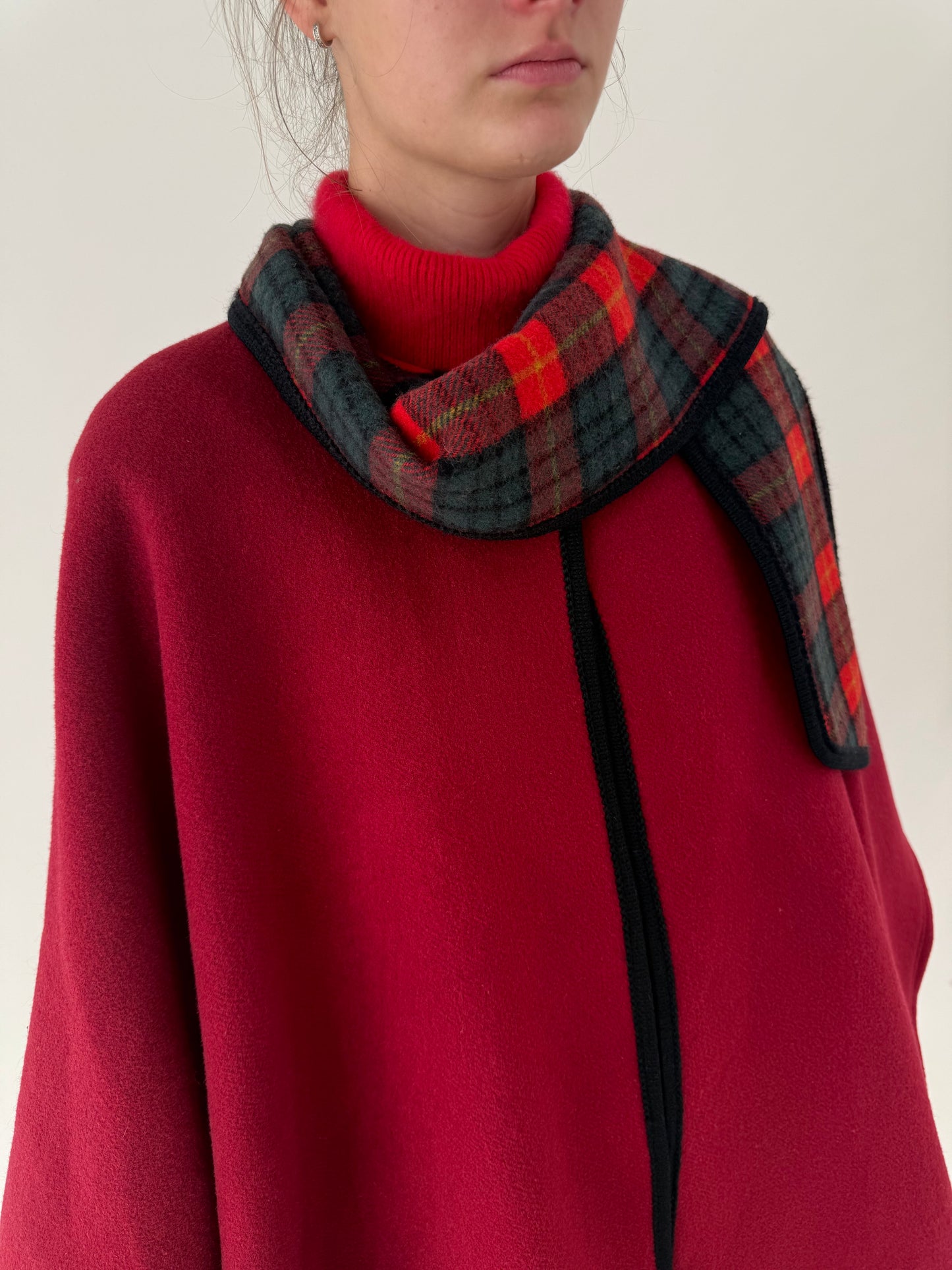 Capa din lana extrafina dark cherry red cu eșarfă proprie