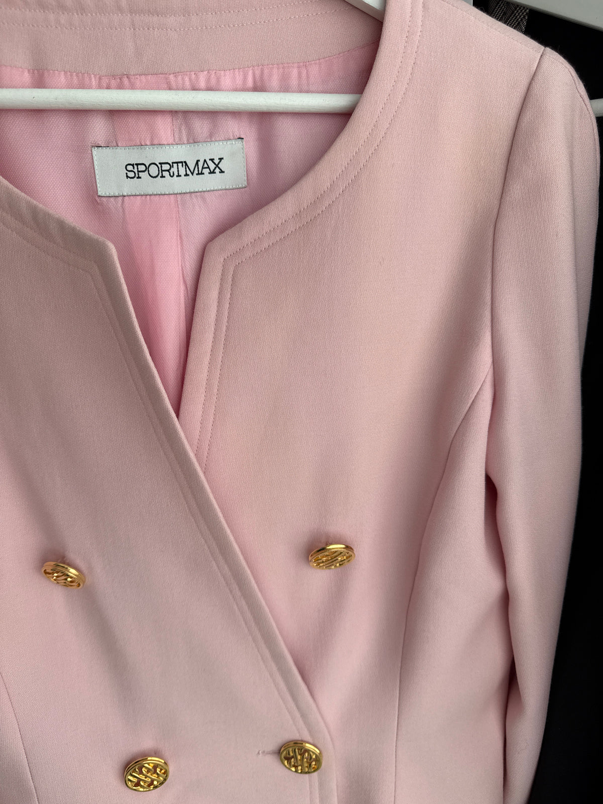 Sacou Max Mara powder pink cu nasturi aurii metalici în croi minimalist