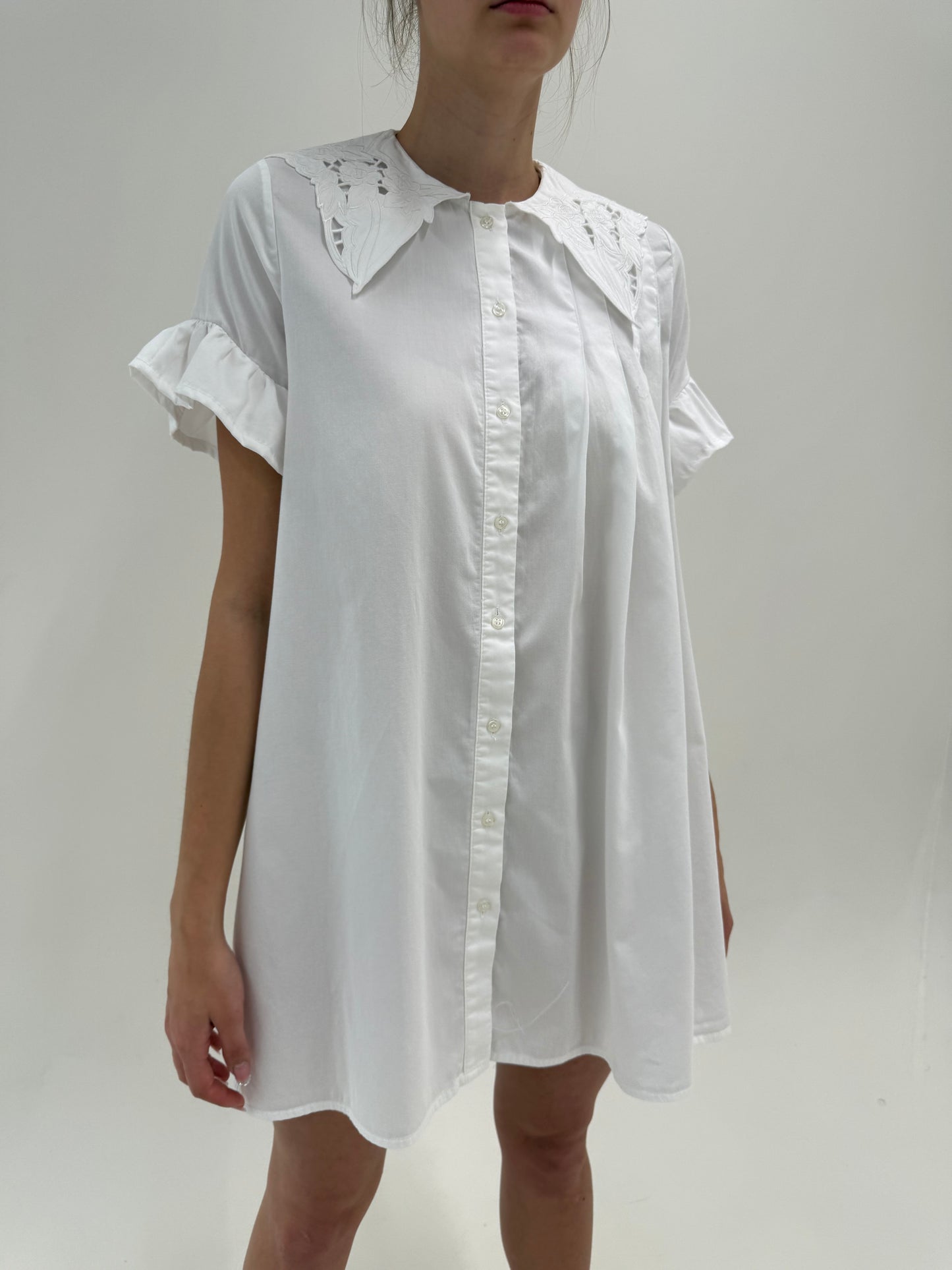 Rochie mini din poplin excepțional de bumbac cu guler brodat în croi vaporos