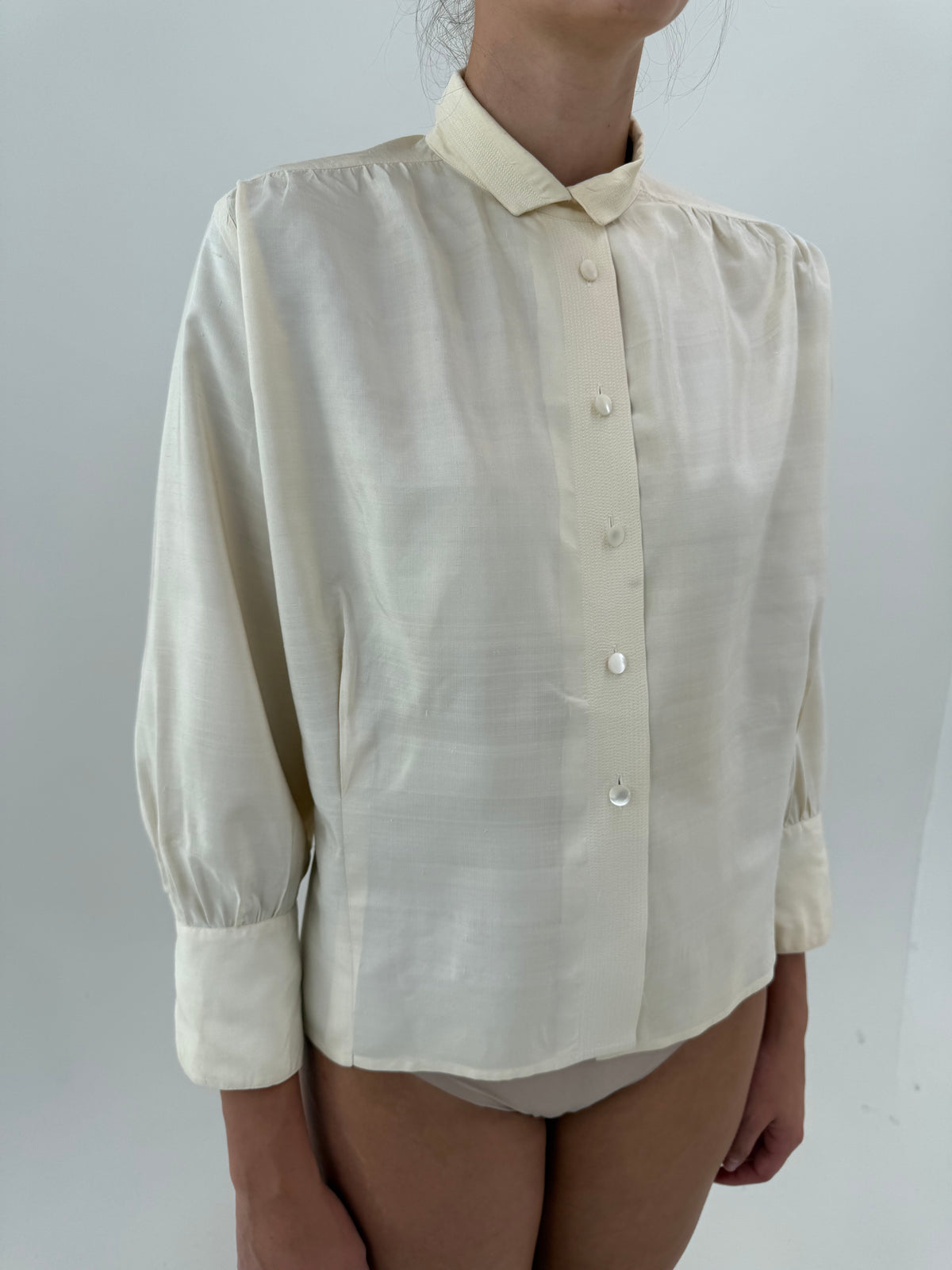 Cămașa vintage petite din shantung de mătase naturală în croi retro modern