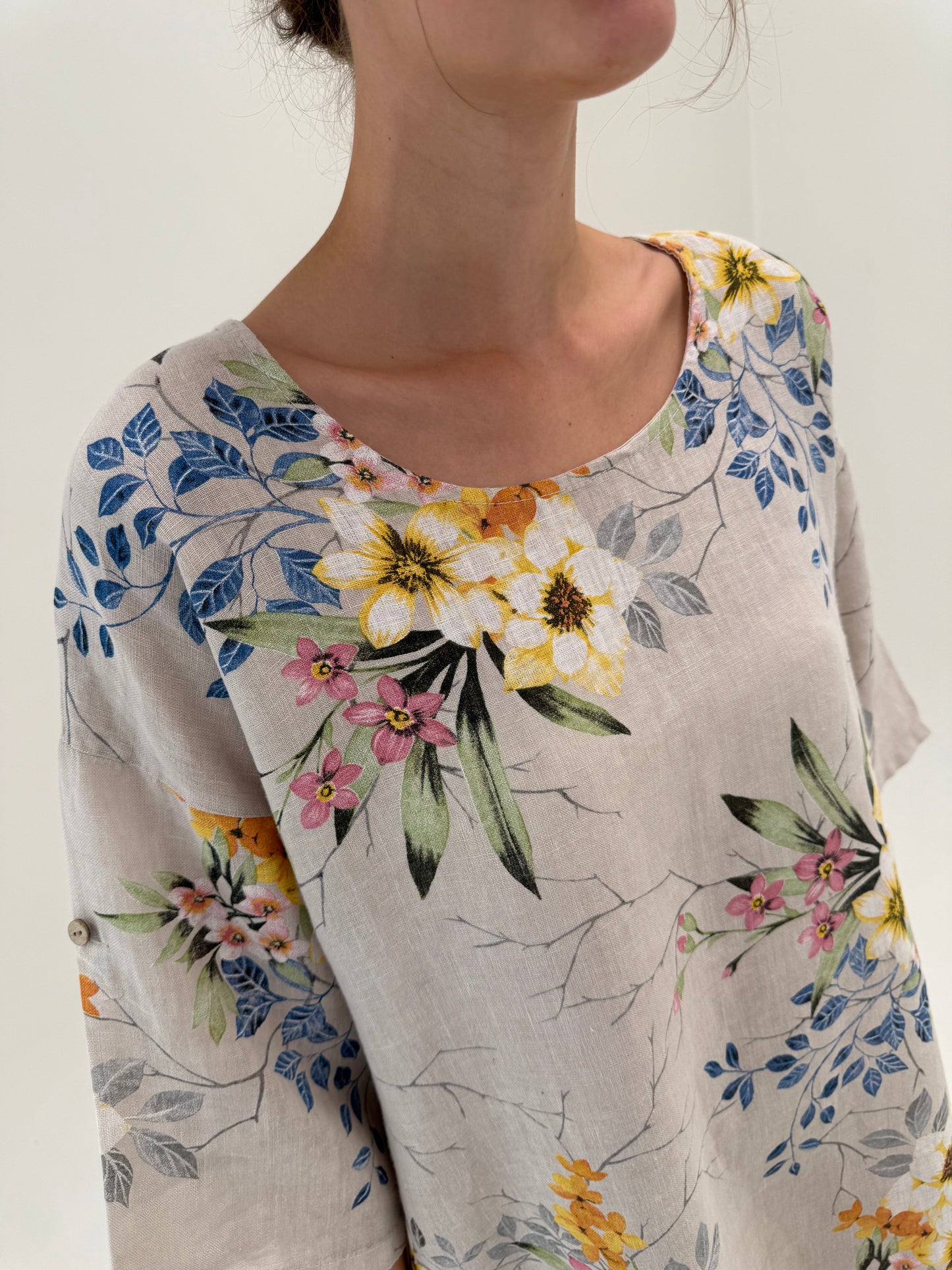 Top din in warm gray in croi lung minimalist cu print floral superb