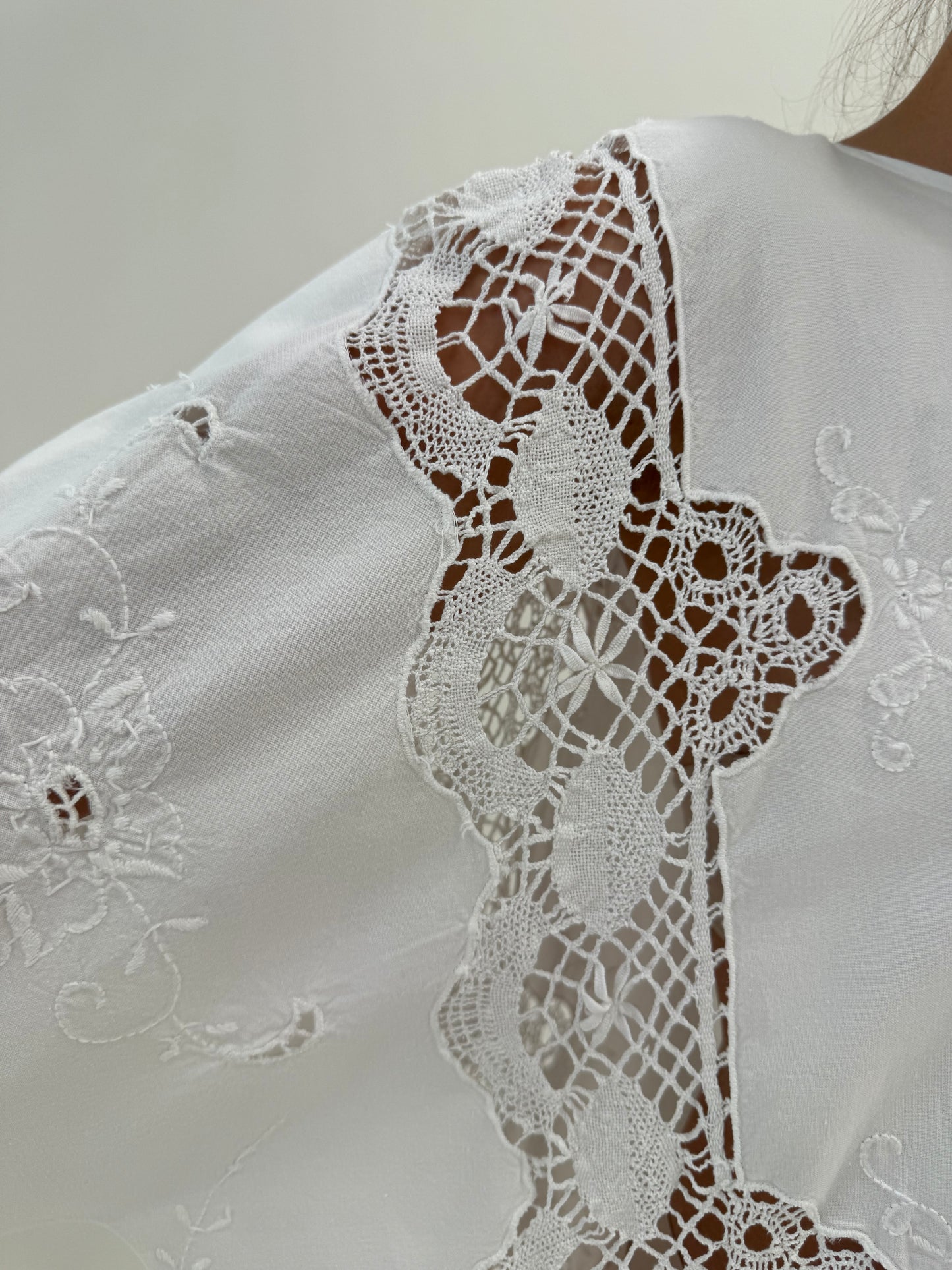 Kaftan bijterie cu broderie manuală și macrame lucrat manual în croi amplu