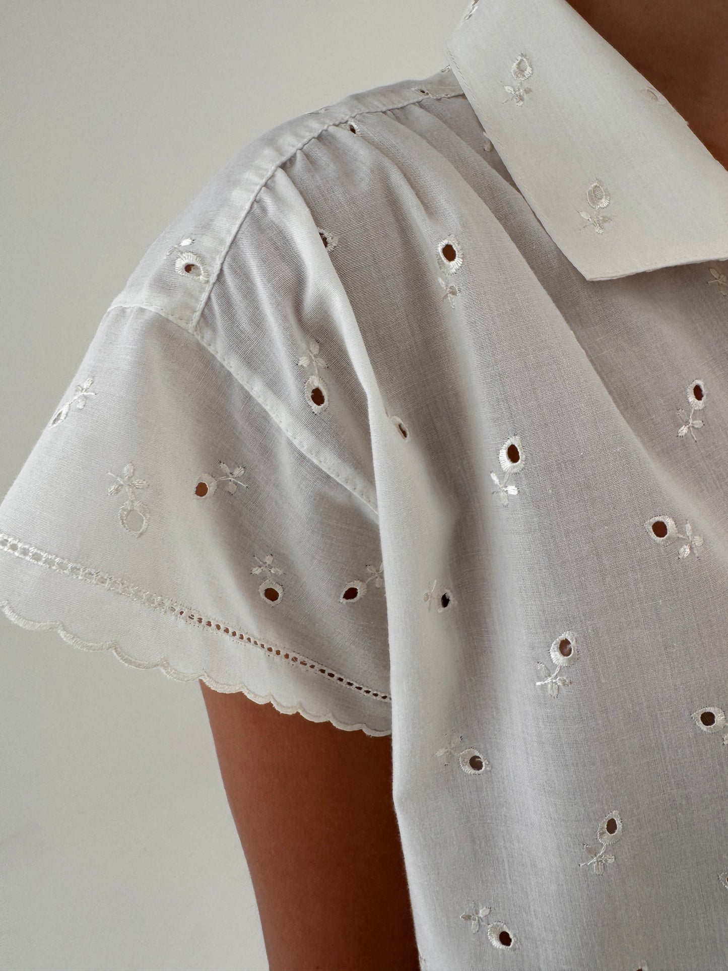 Cămașa vintage din panzica de bumbac cu broderie anglaise în croi lejer