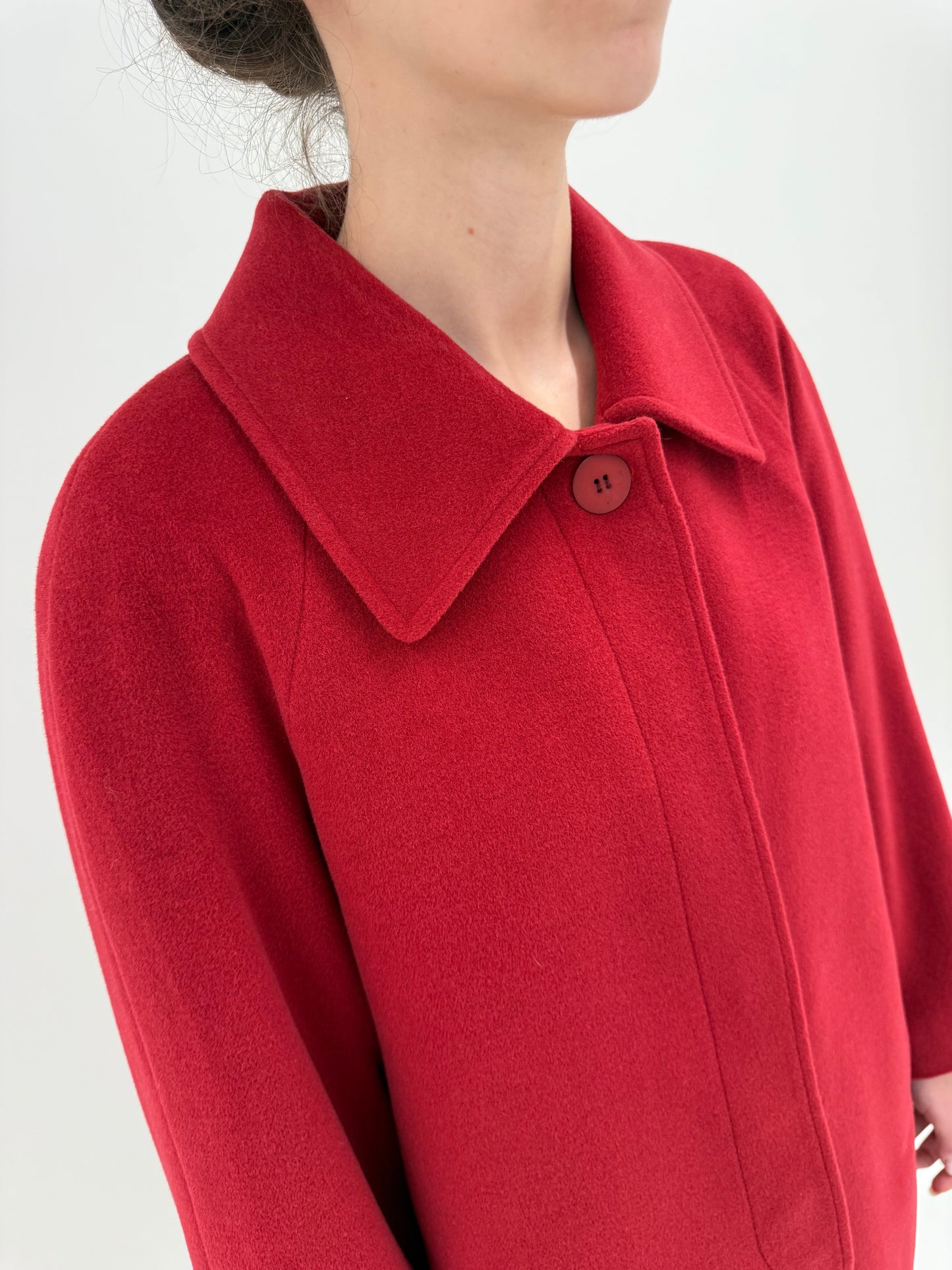 Palton italian cherry red în croi minimalist din stofă excepțională de lana