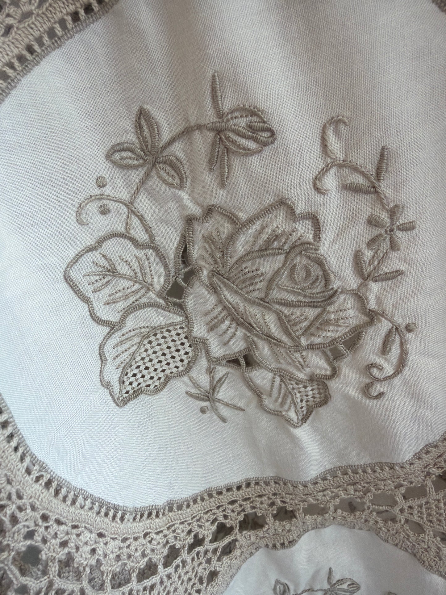 Rochie maxi integral lucrată manual cu broderie excepțională și macrame din in tot lucrat manual