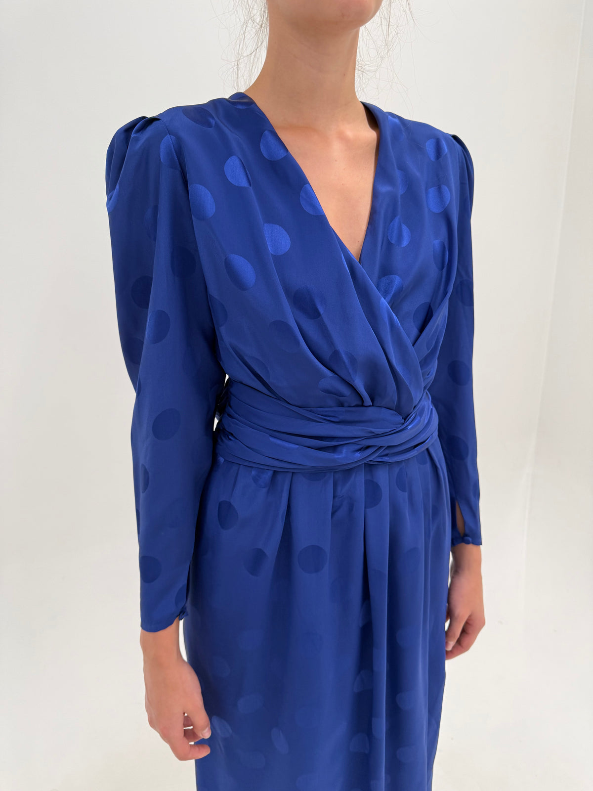 Rochie vintage cornflower blue cu buline texturate și drapaje