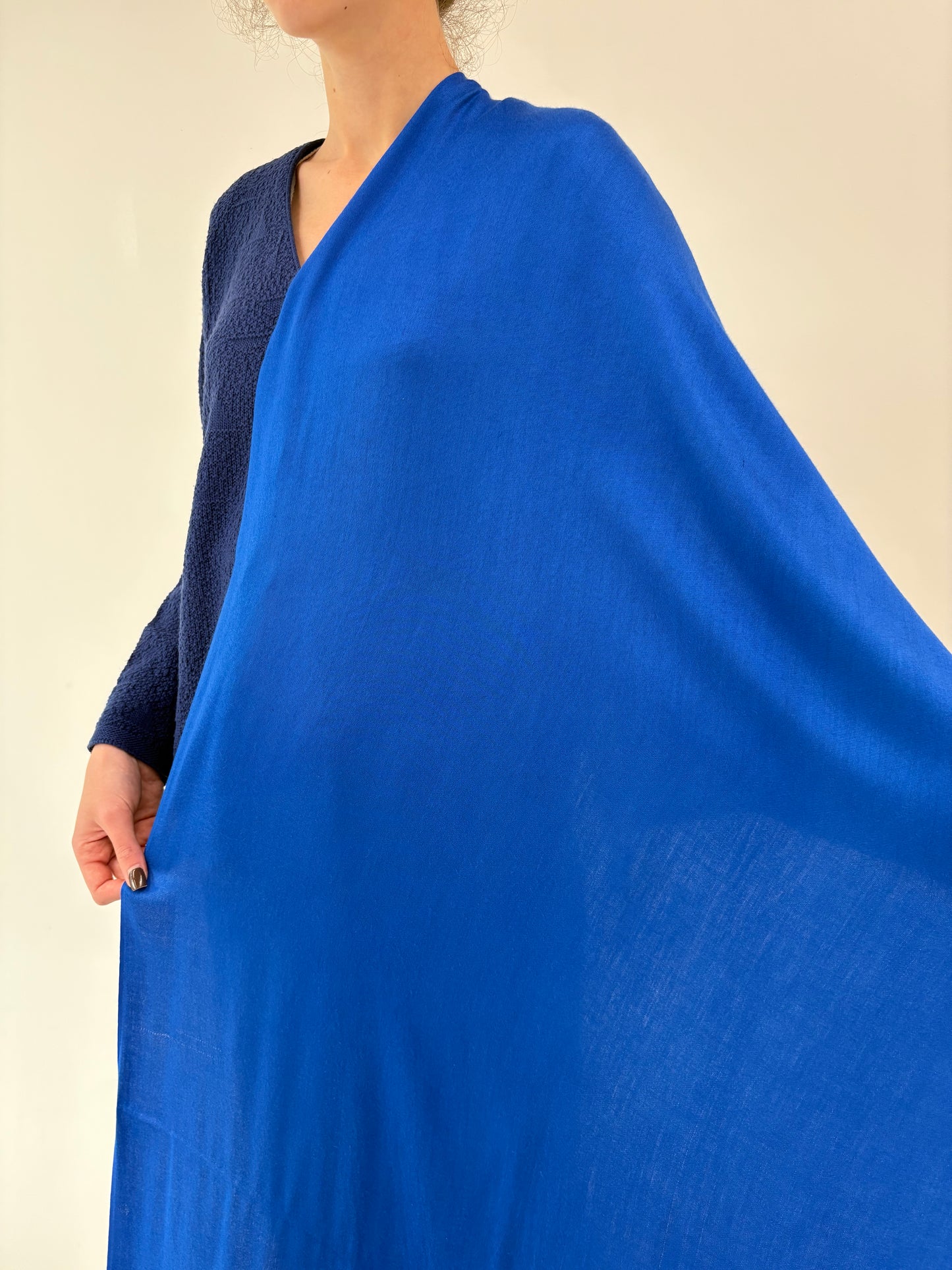 Shawl albastru regal din lana extrafina si vascoza