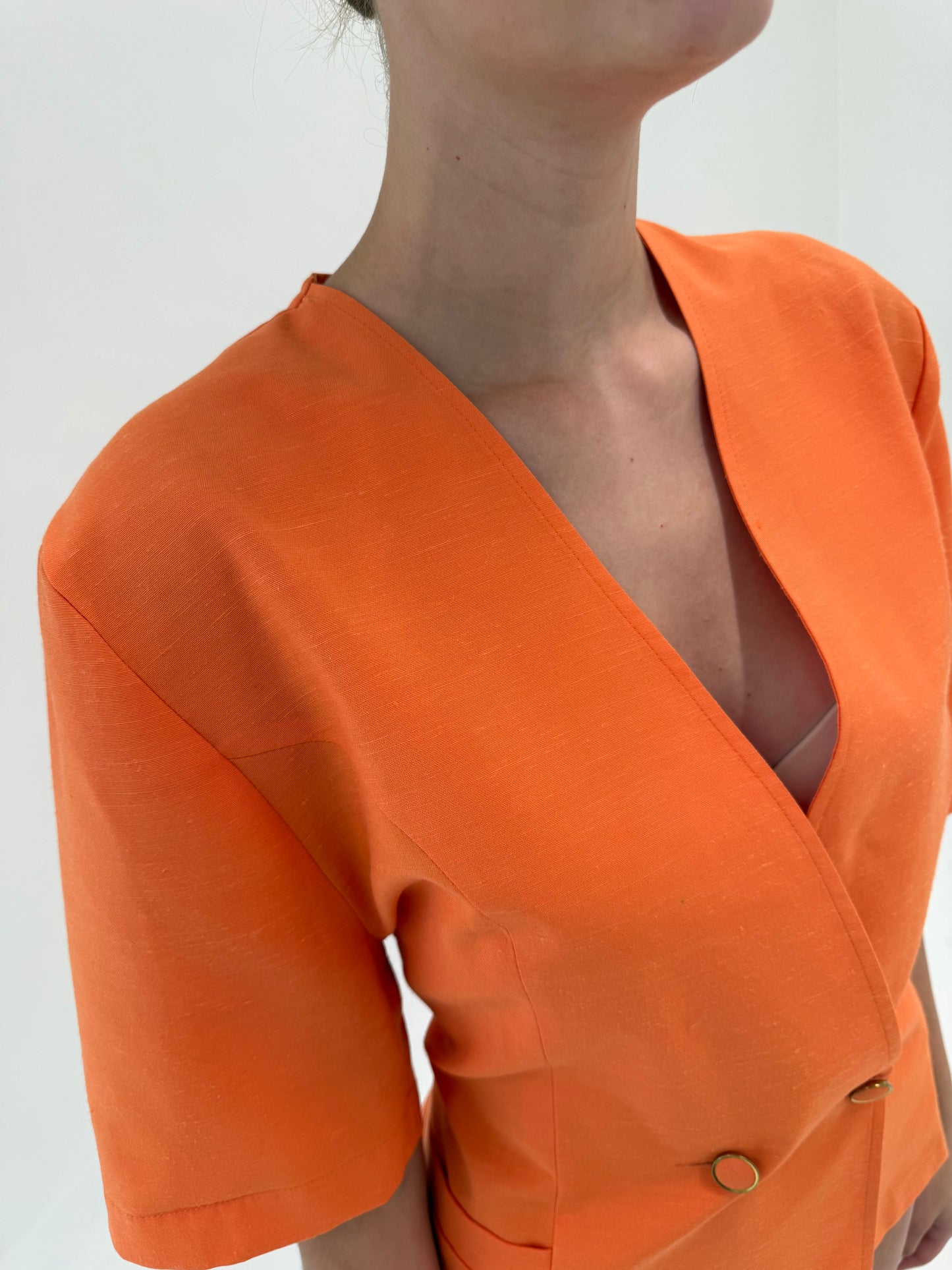 Sacou cambrat din panzica in croi minimalist cu închidere dublă