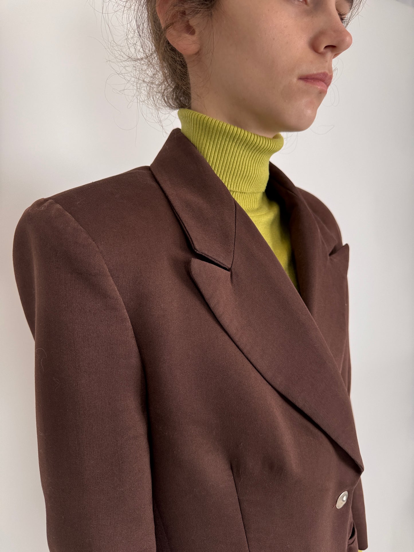 Costum chocolate brown petite cu nasturi argintii metalici
