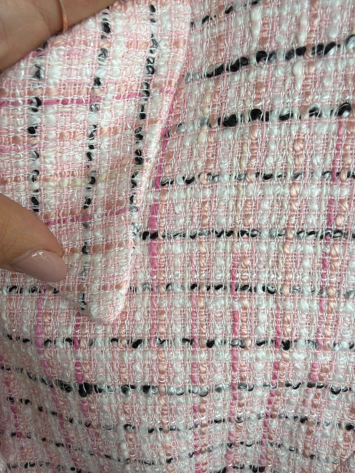 Jacheta roz pudrat din tweed excepțional în stil Chanel în croi ușor cambrat