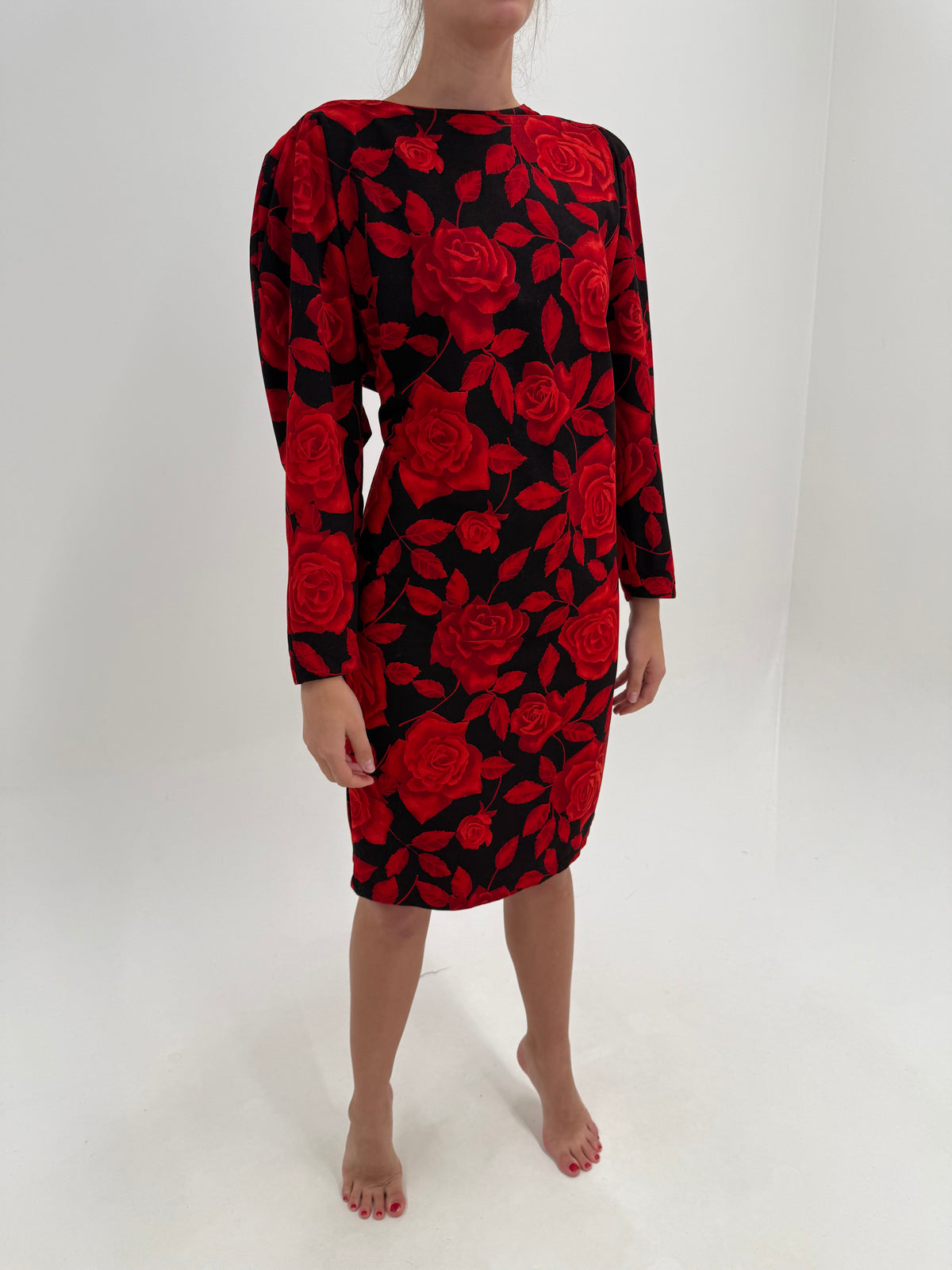 Rochie din lana extrafina neagră cu print roșu cu trandafiri și mâneci ușor bufante