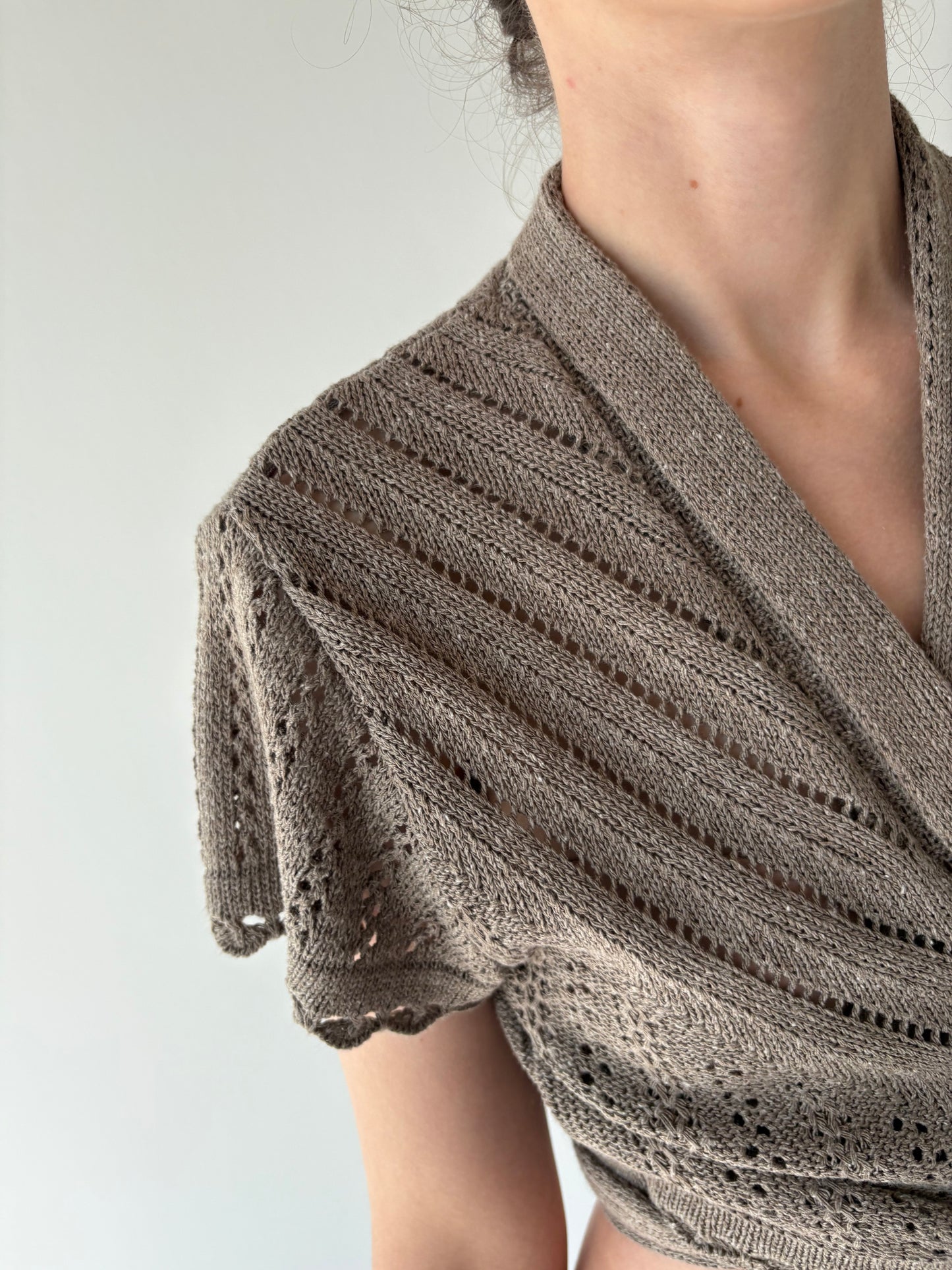 Top taupe din jerse dantelat de vară
