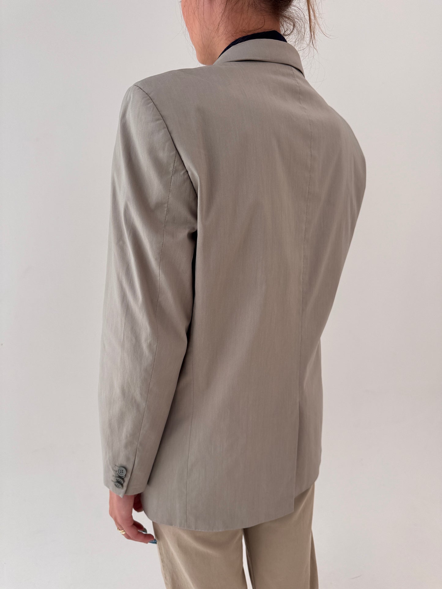 Sacou warm gray Hugo Boss în croi actual din gabardină de bumbac