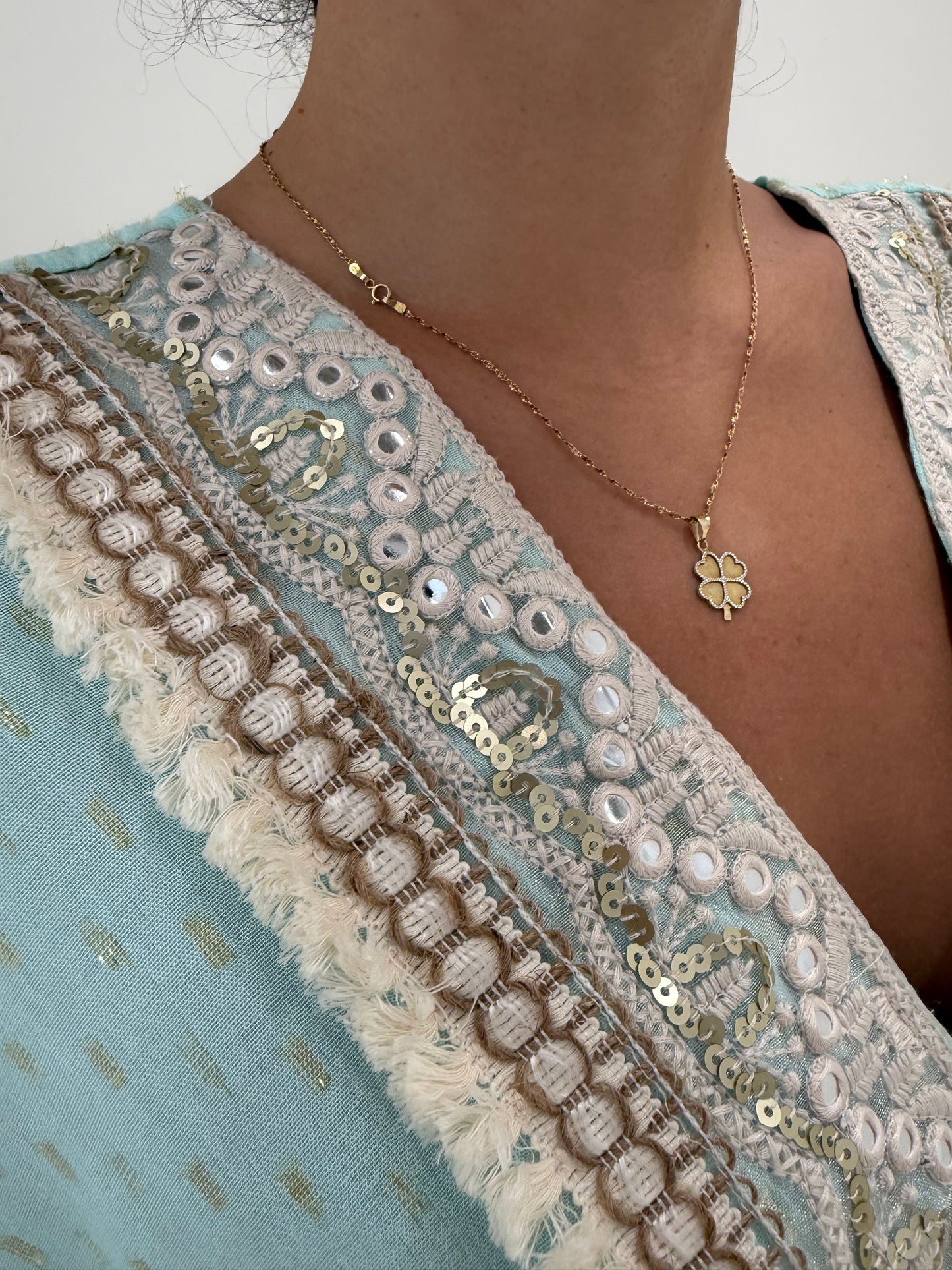 Kaftan boho super vaporos din creppe cu inserții fine aurii și aplicații manuale