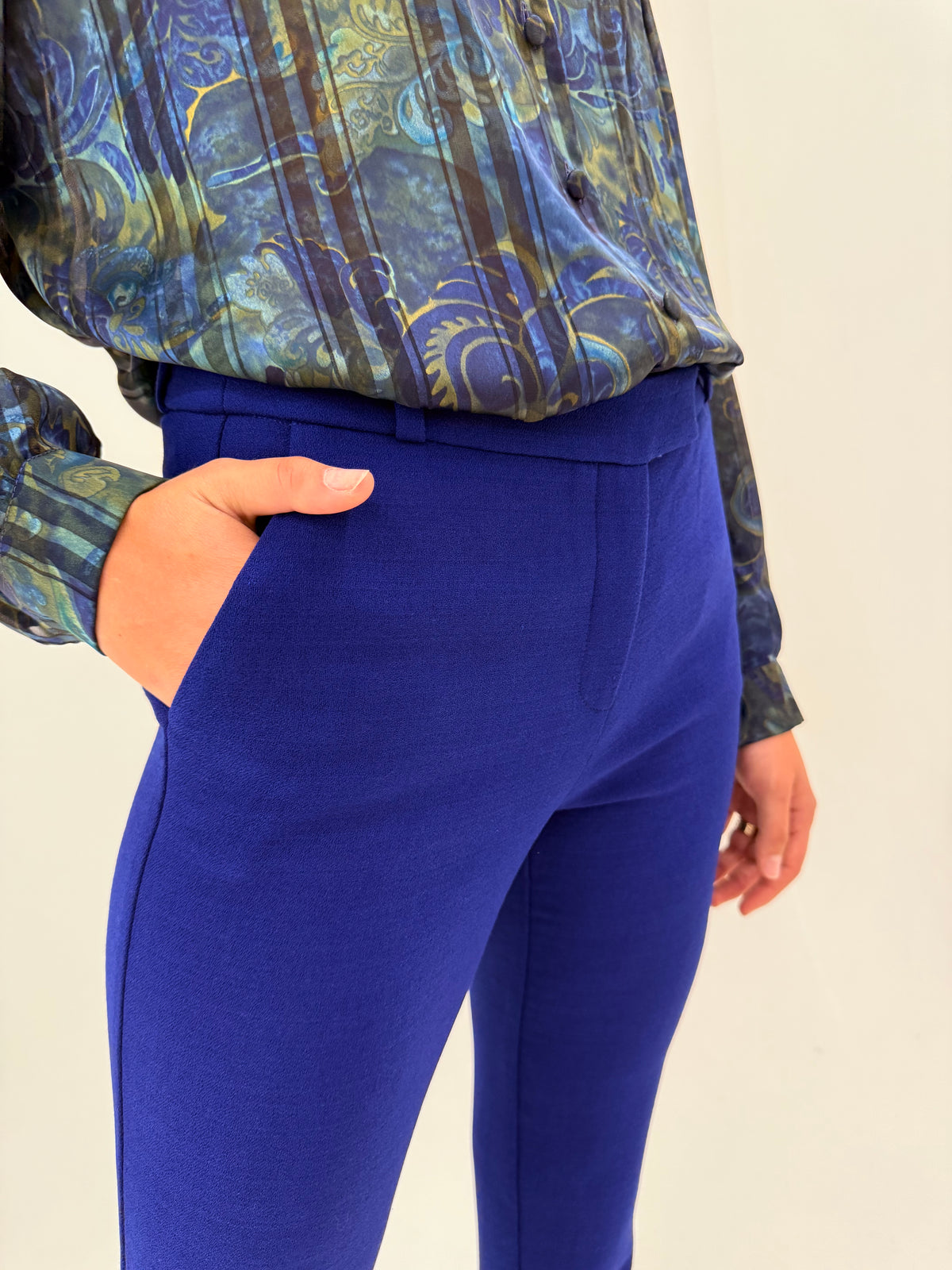 Costum albastru regal tall in croi ultra chic din material plin modelator
