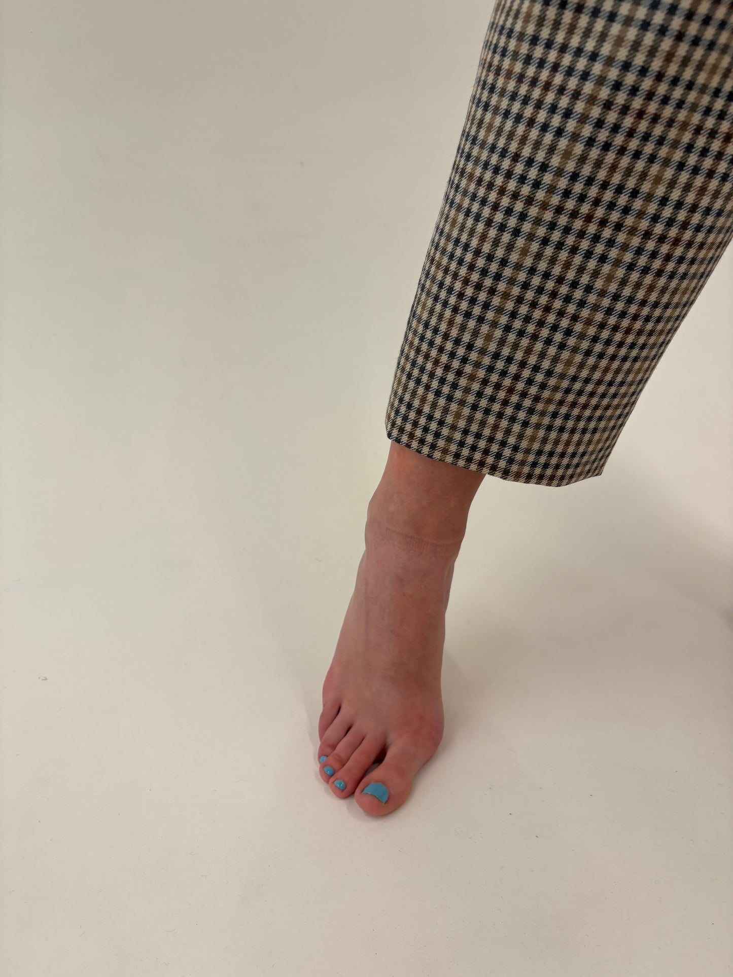 Pantaloni cu talie ultra înaltă și carouri în culori neutre din lana extrafina