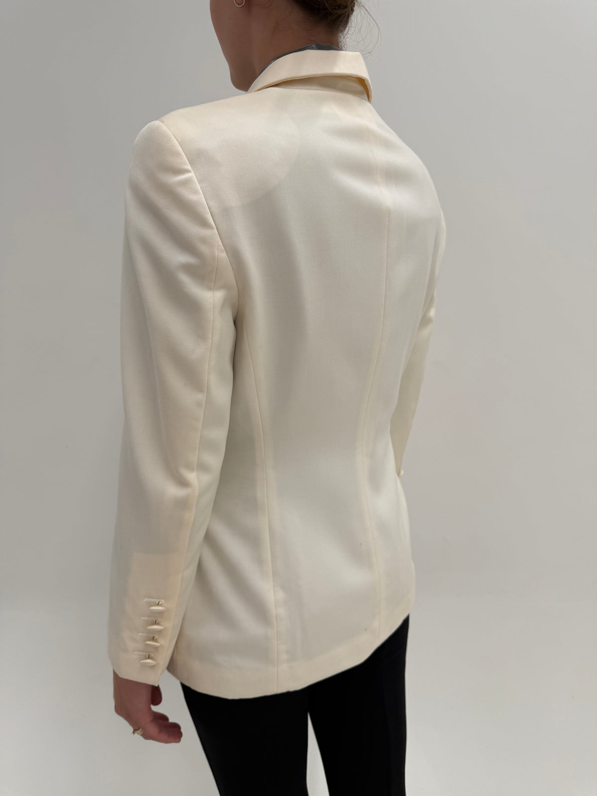 Sacou Escada Couture cu revere late satinate din mătase naturală și lana excepțională