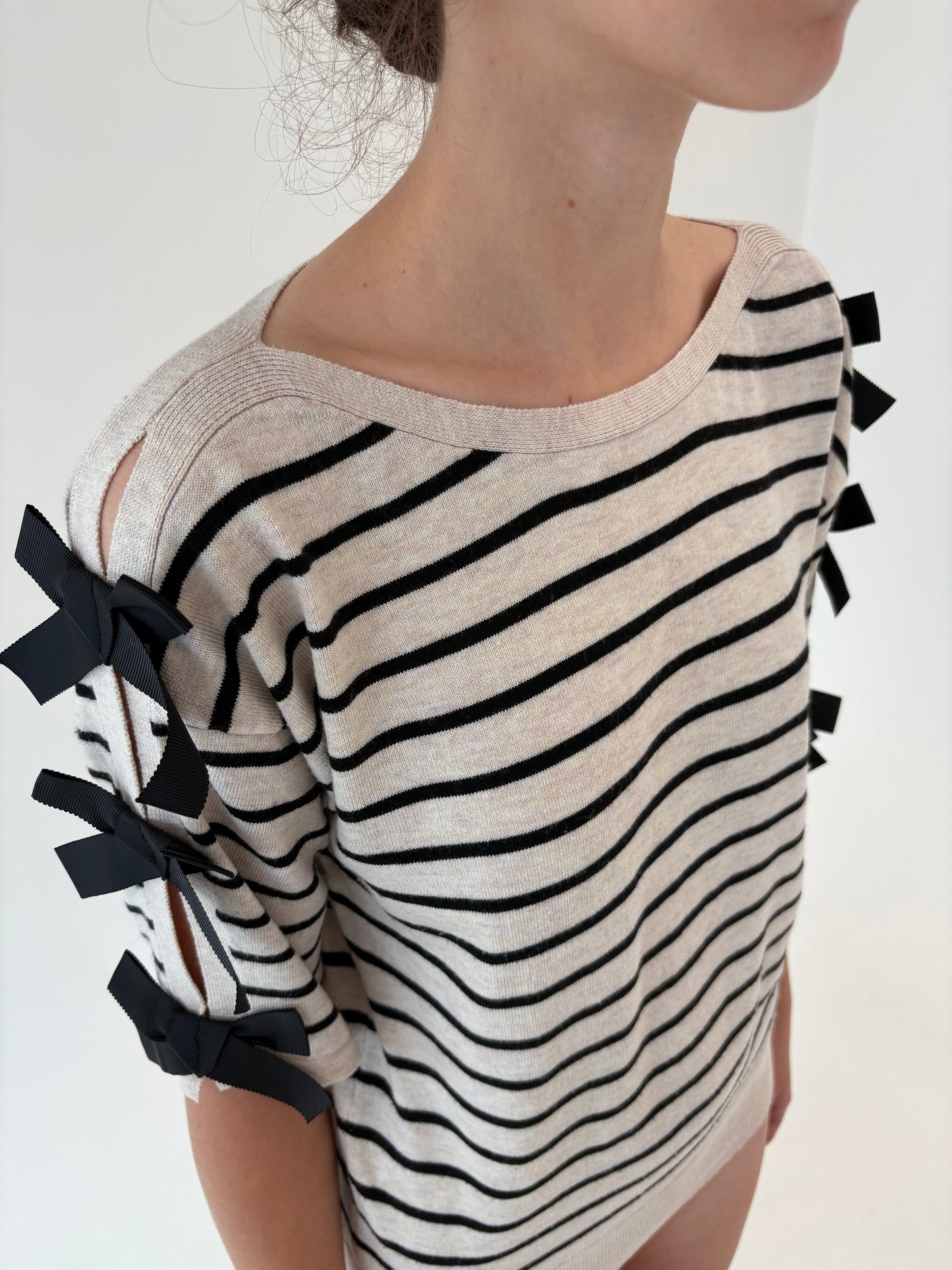Top din jerse off white cu dungi și fundițe negre