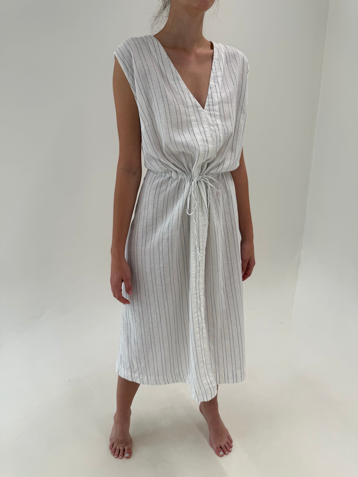 Rochie maxi din in off white cu dungi fine plus size cu talie reglabilă