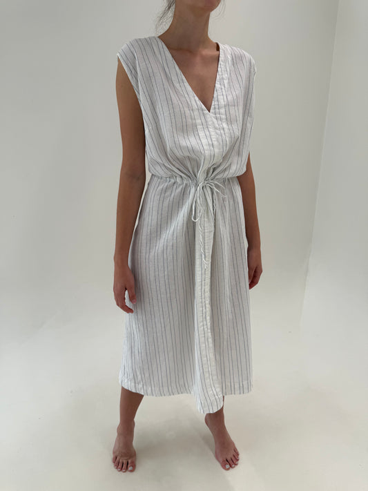 Rochie maxi din in off white cu dungi fine plus size cu talie reglabilă