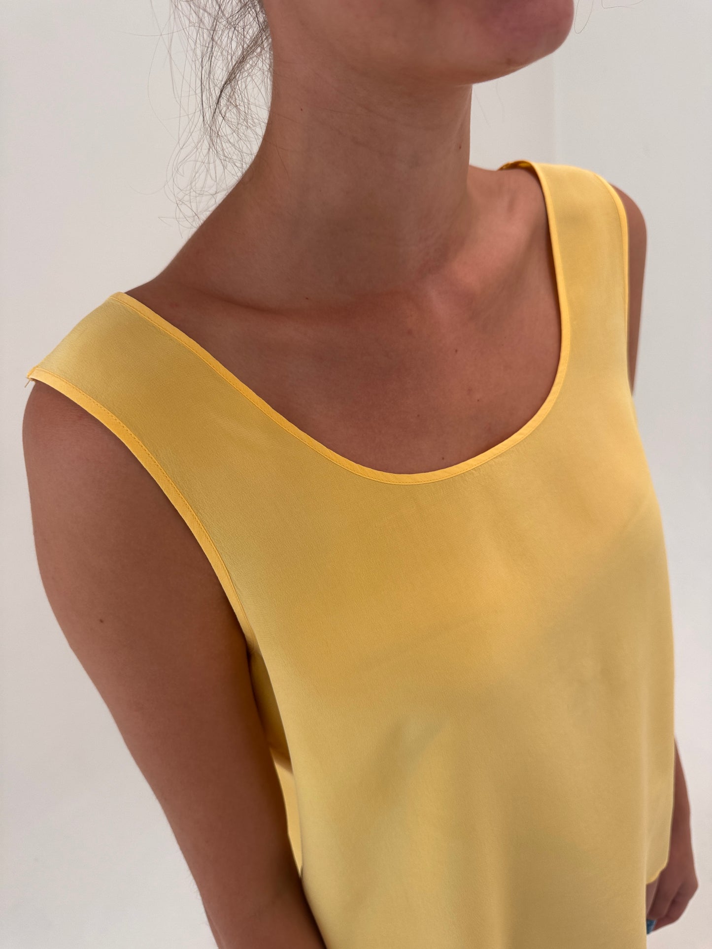 Top butter yellow din mătase naturală în croi minimalist