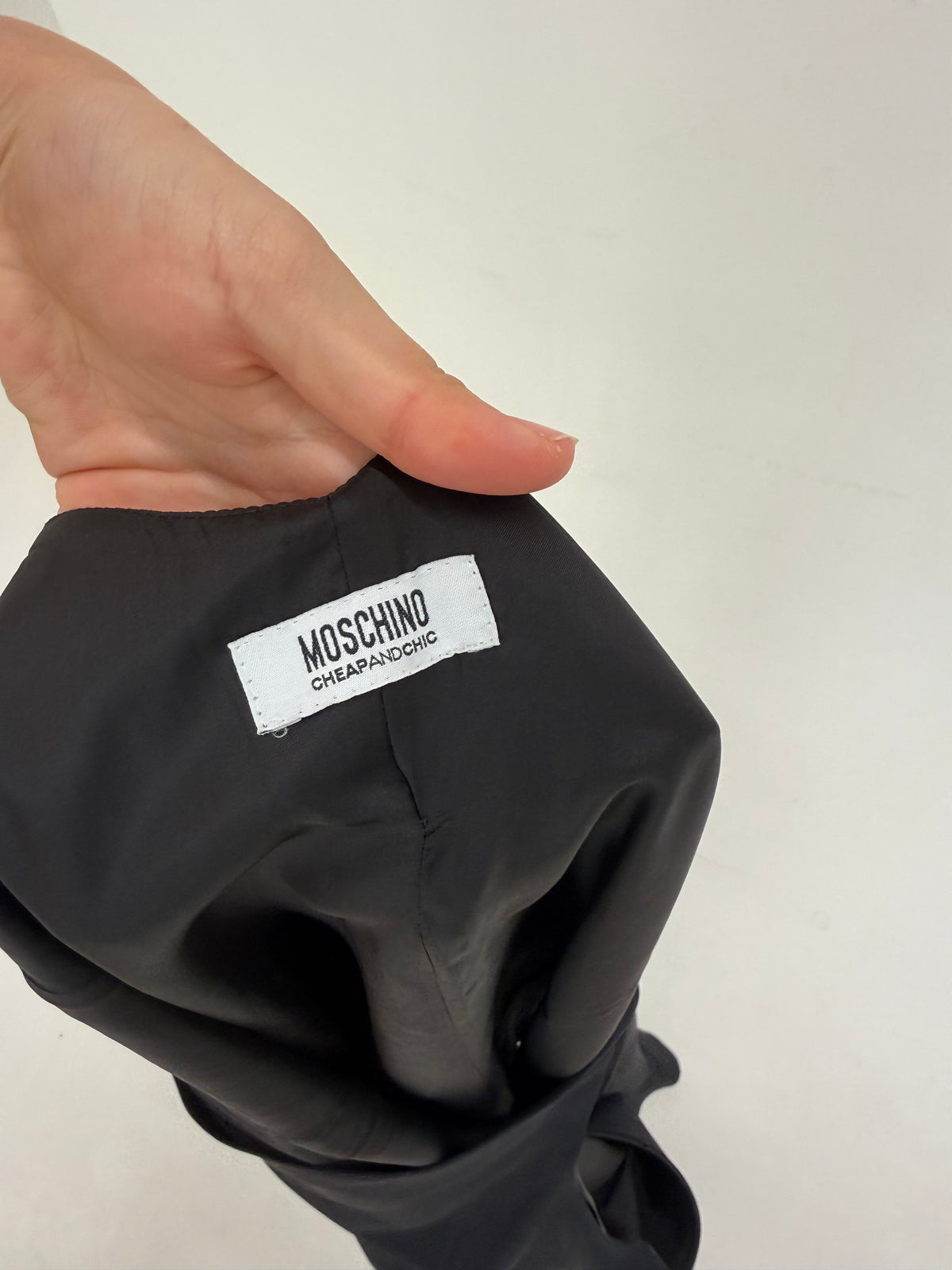 LBD Moschino excepțională de la business la cocktail în croi clasic mermaid