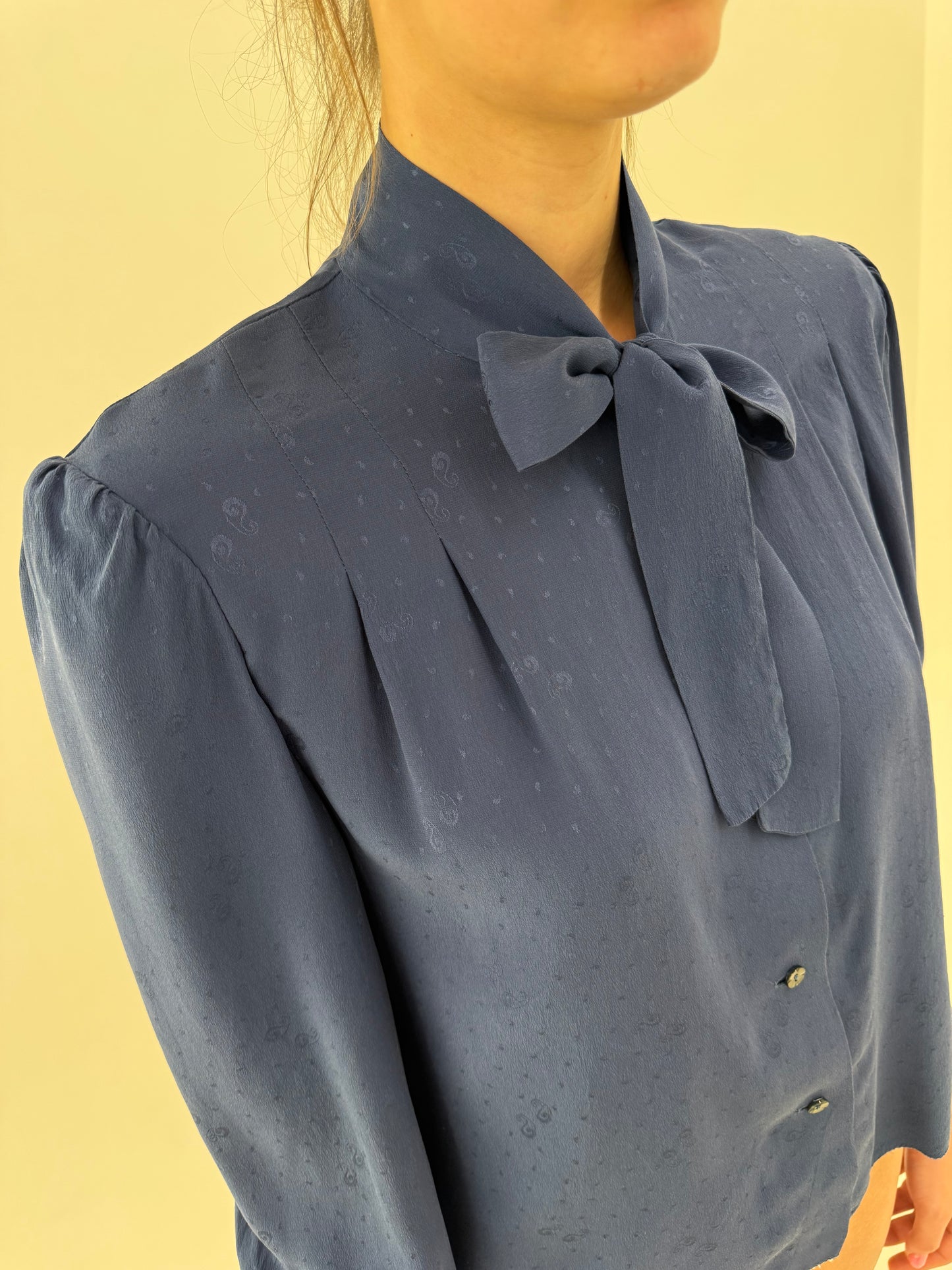 Cămașa jeans blue petite din mătase natural cu panglică la gât