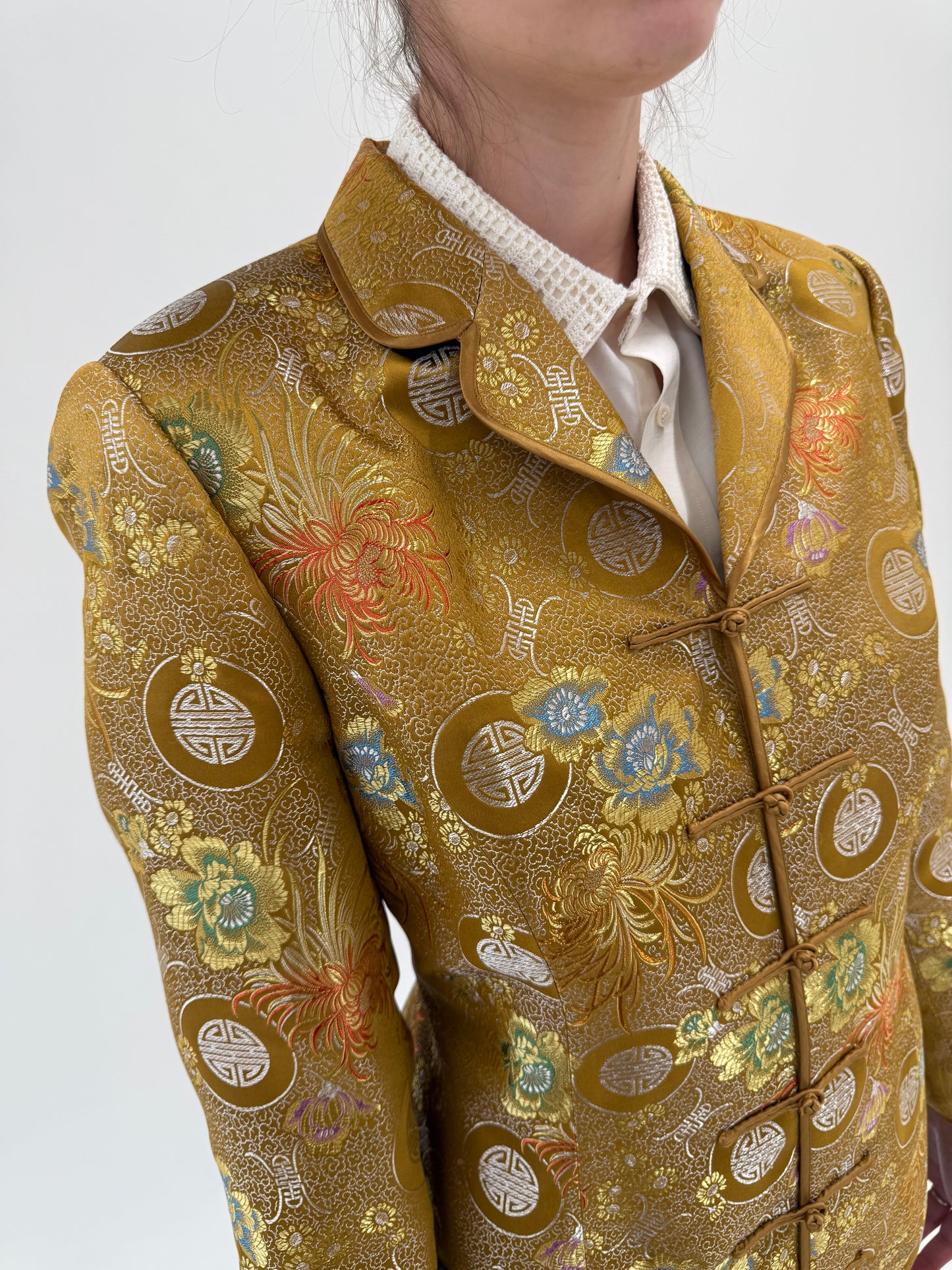 Sacou cu influențe asiatice din jacquard de mătase naturală soft gold