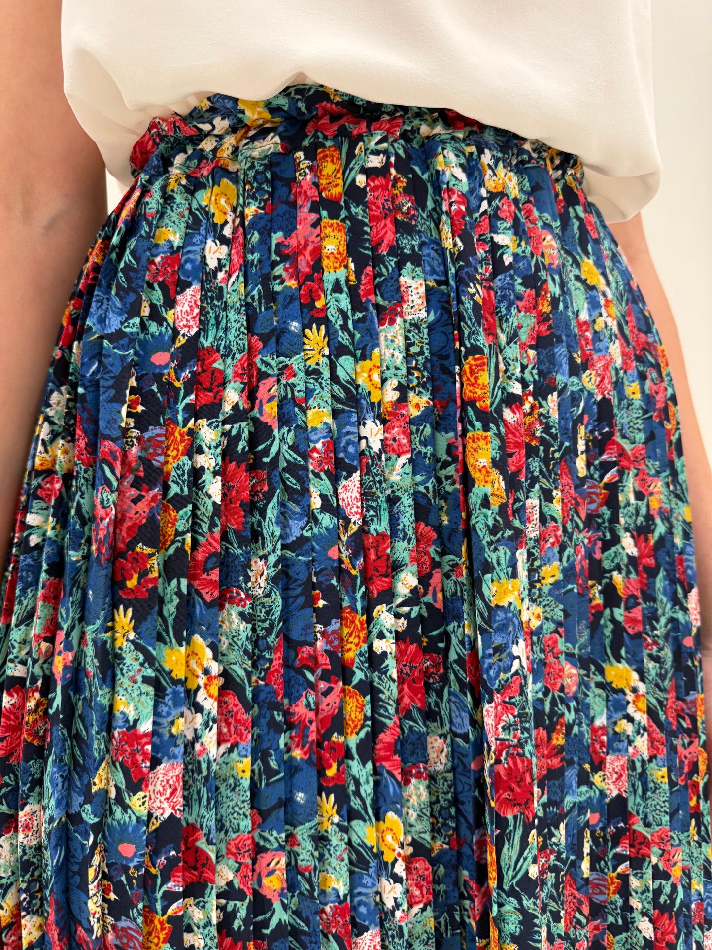 Set vintage cu fustă plisată midi lung și cămașă lejeră cu print floral