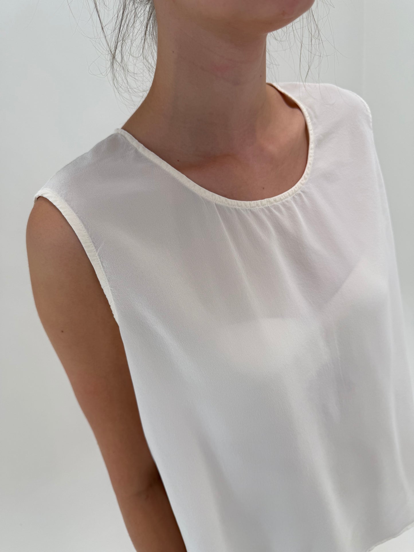 Top italian în croi minimalist din mătase naturală