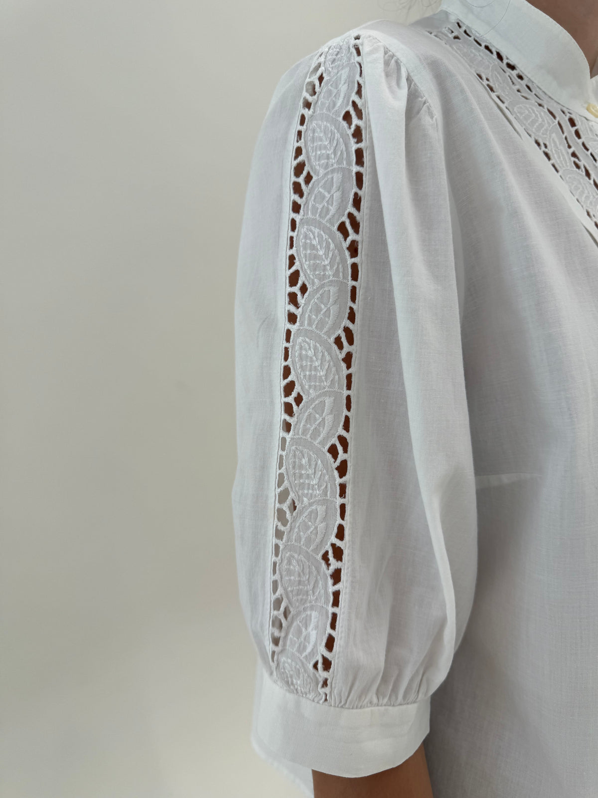 Camasa vintage cu broderie anglaise și mâneci ușor bufante din panzica de bumbac