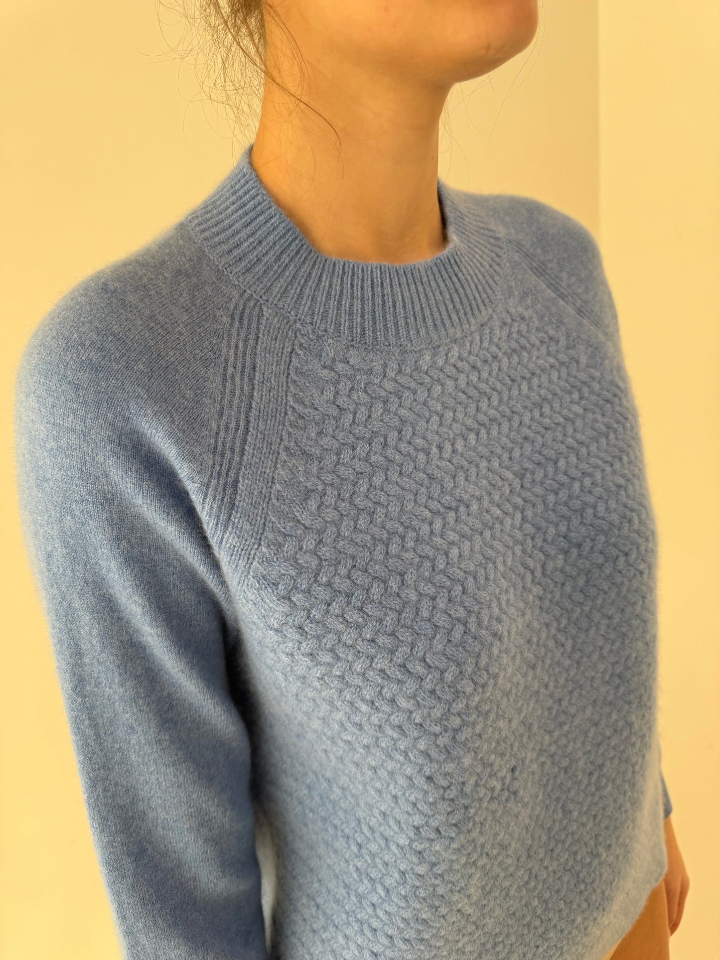 Oulover in croi actual baby blue din cașmir texturat