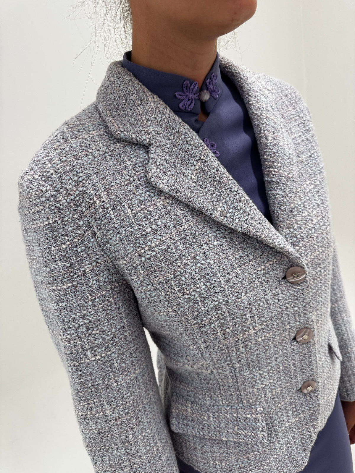 Sacou din tweed excepțional în jumate pudrate și croi clasic cambrat