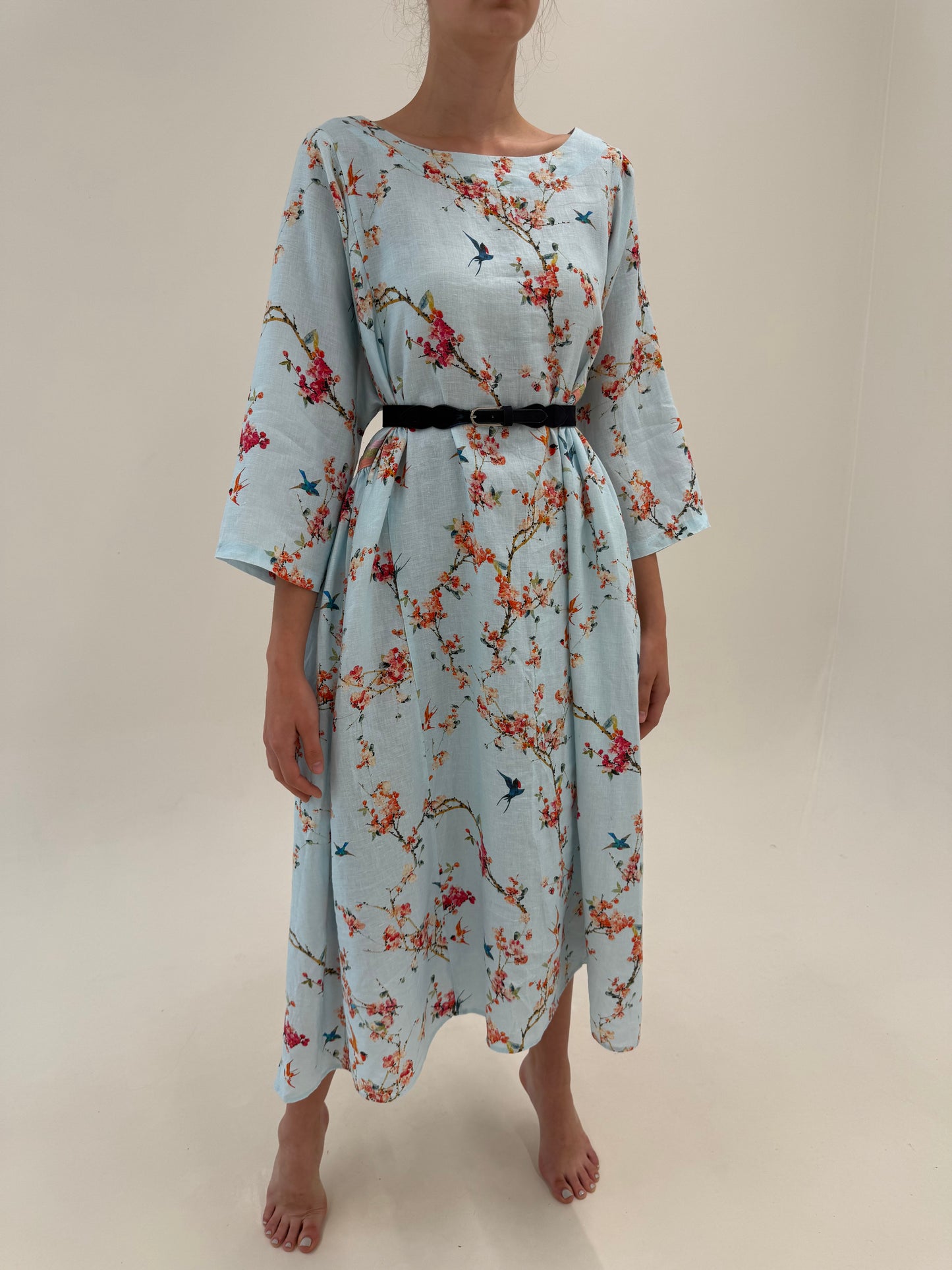 Rochie baby blue din in premium în croi foarte lejer și print cu flori de cireș