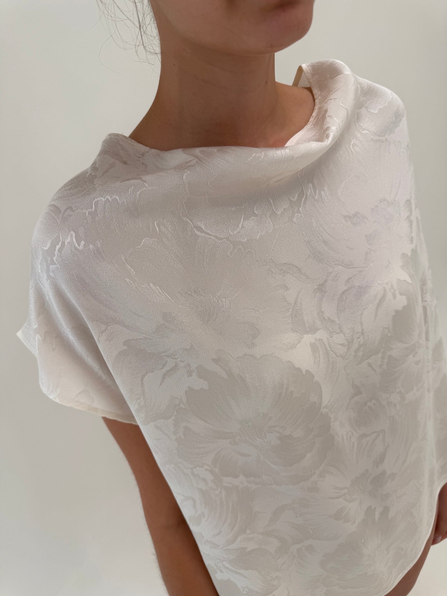 Top în croi minimalist din mătase natură texturată delicat