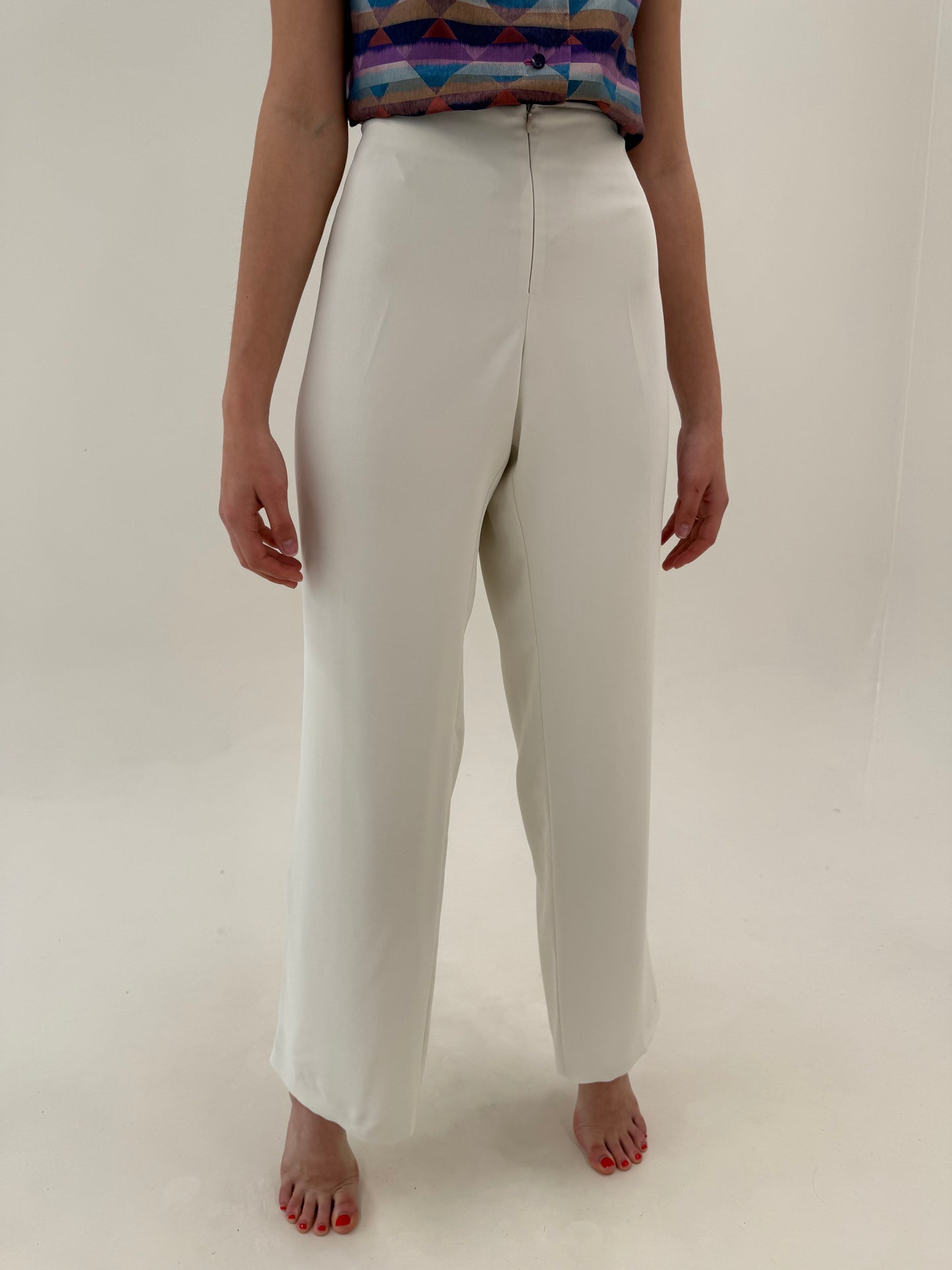 Pantaloni off white de la business la seara în croi drept