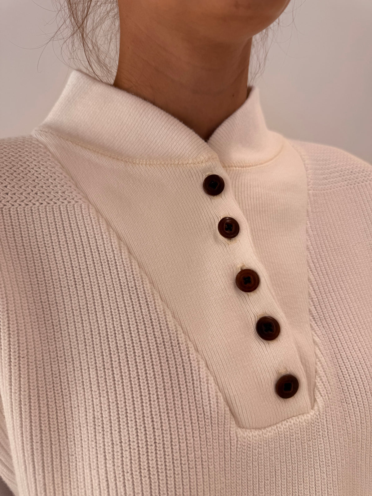 Pulover cu funnel neck și închidere Henley din bumbac excepțional