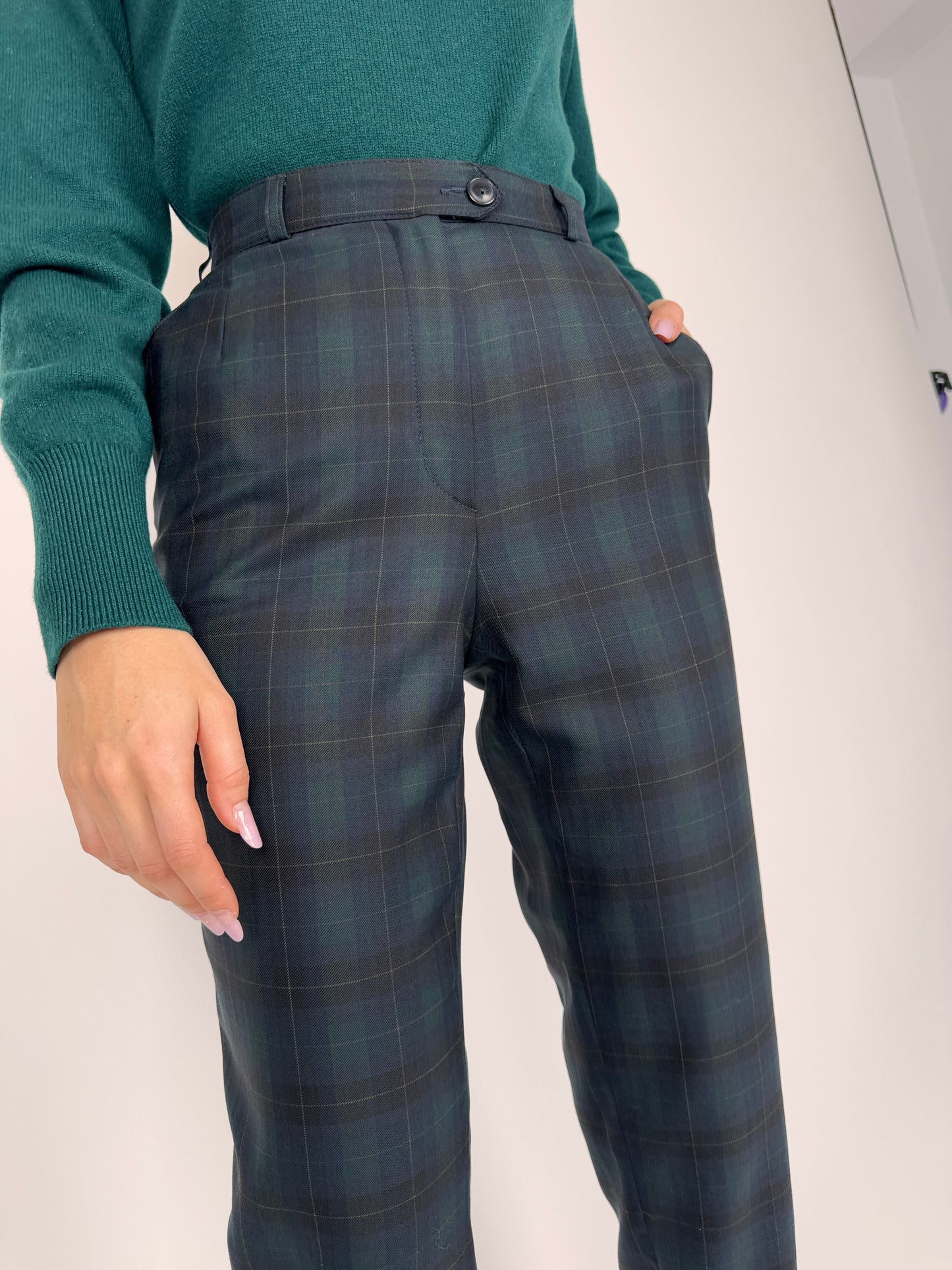 Pantaloni petite din stofă de lana extrafina pine green în carouri