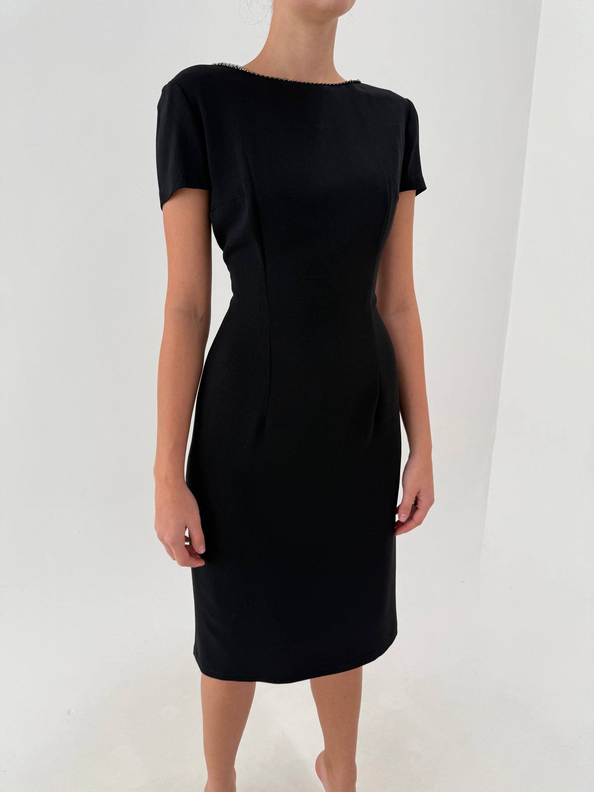 LBD vintage in croi minimalist din crep plin de la business la cocktail cu aplicații de cristale