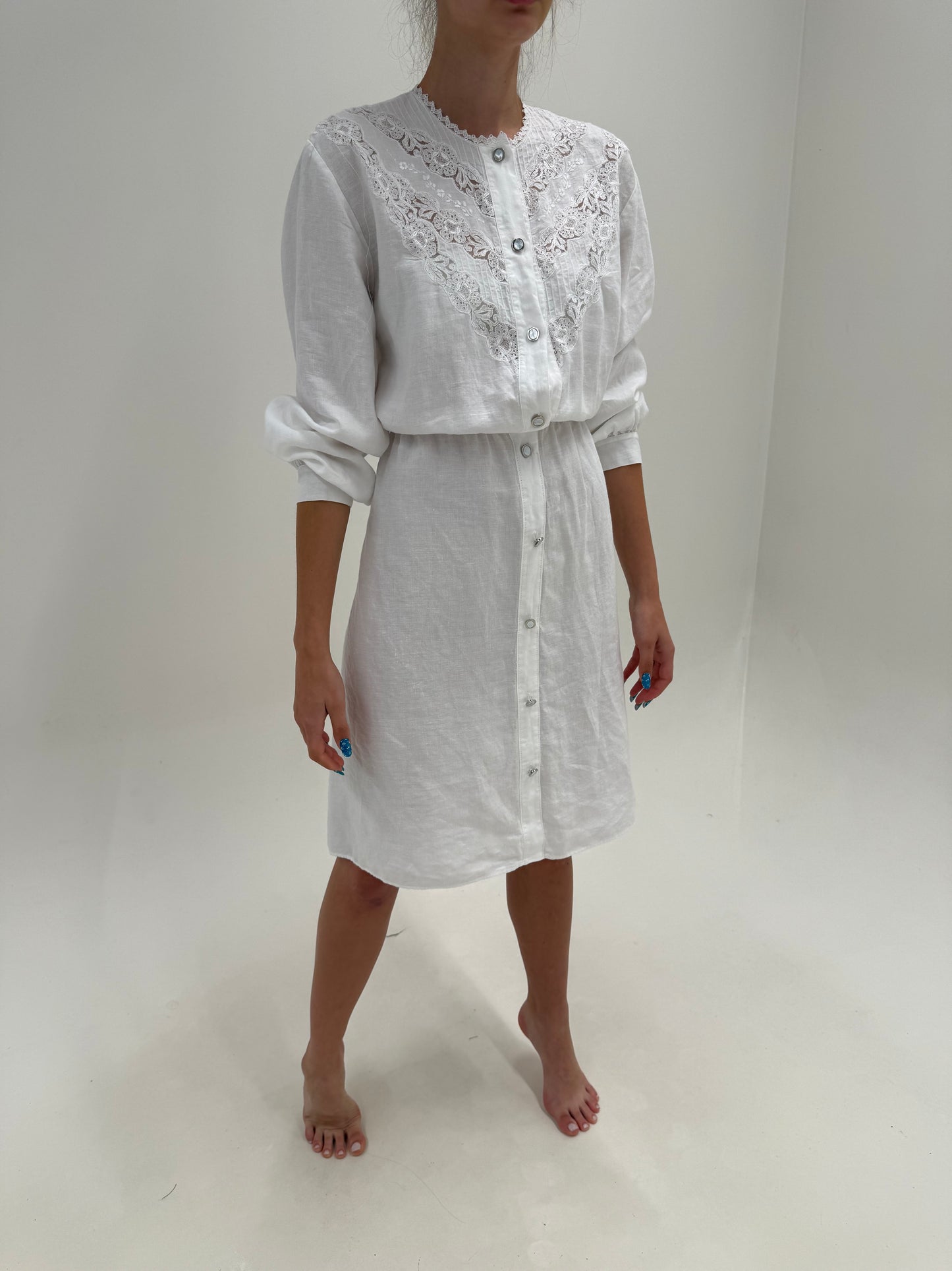 Rochie luxury italiană din cel mai moale in cu dantelă chantily și broderie manuală