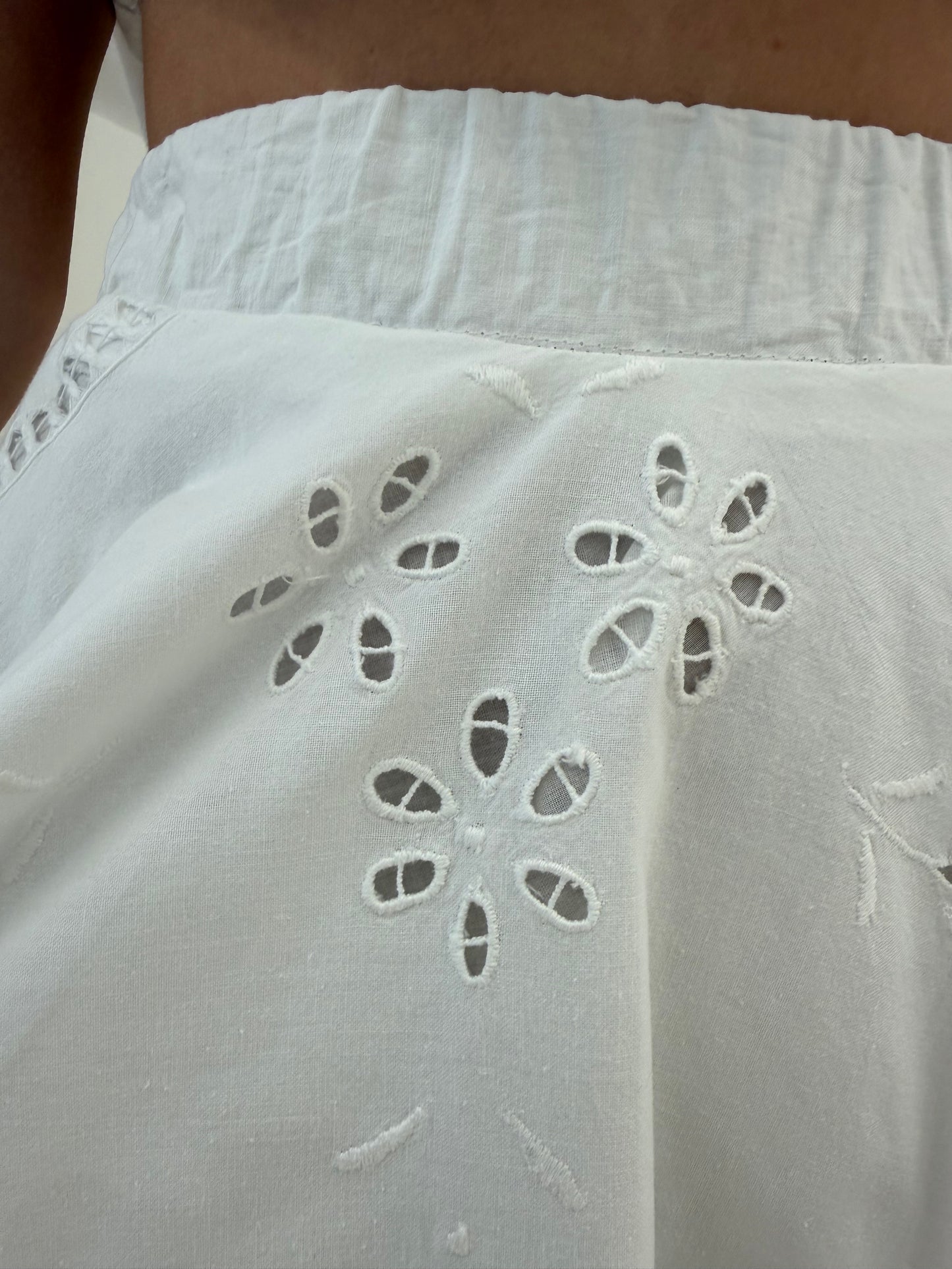 Fustă ultra chic bijuteriecu broderie manuală din pânză fină în croi mai lung la spate