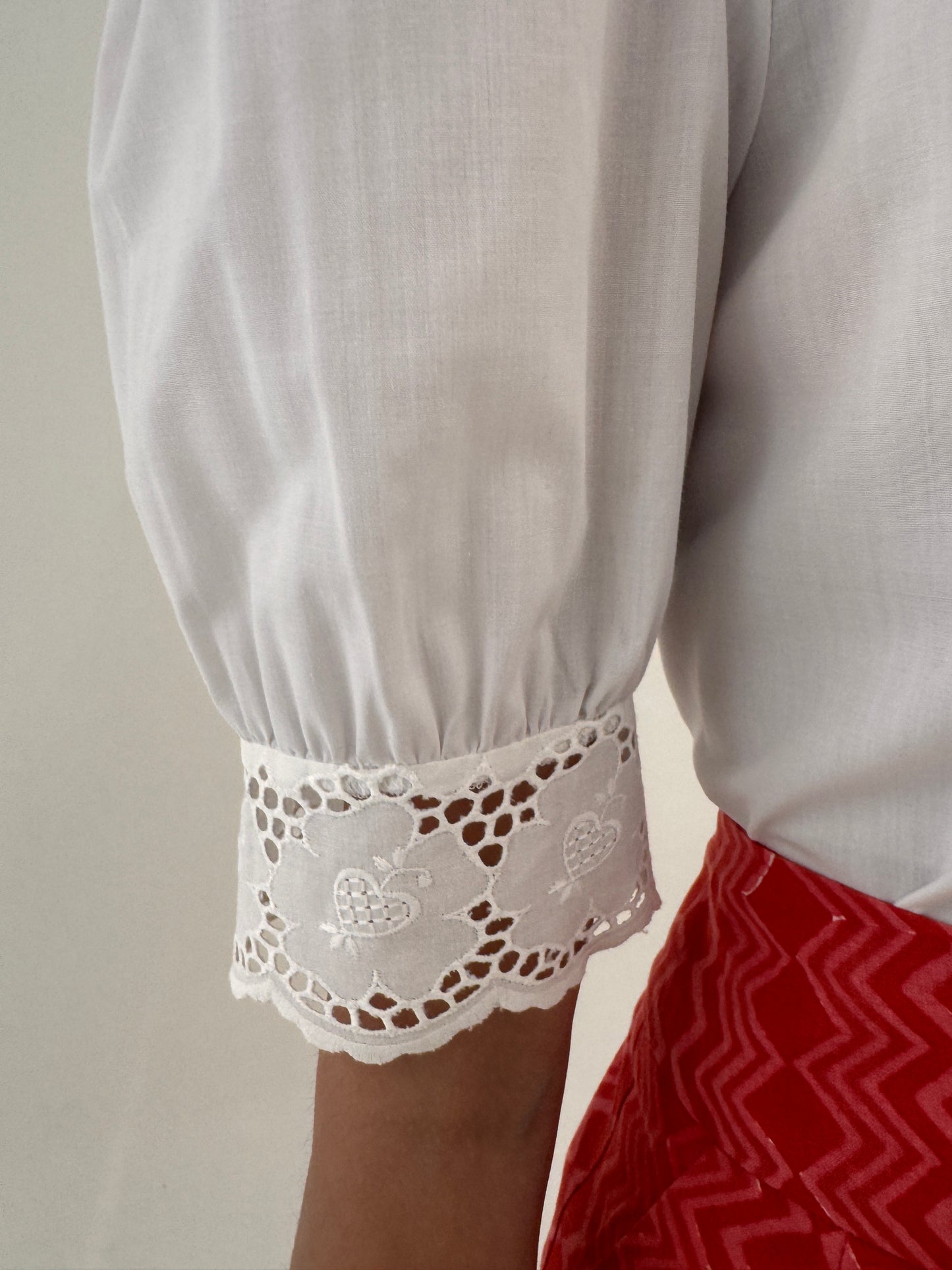 Cămașa vintage cu broderie anglaise și mâneci bufante din panzica de bumbac