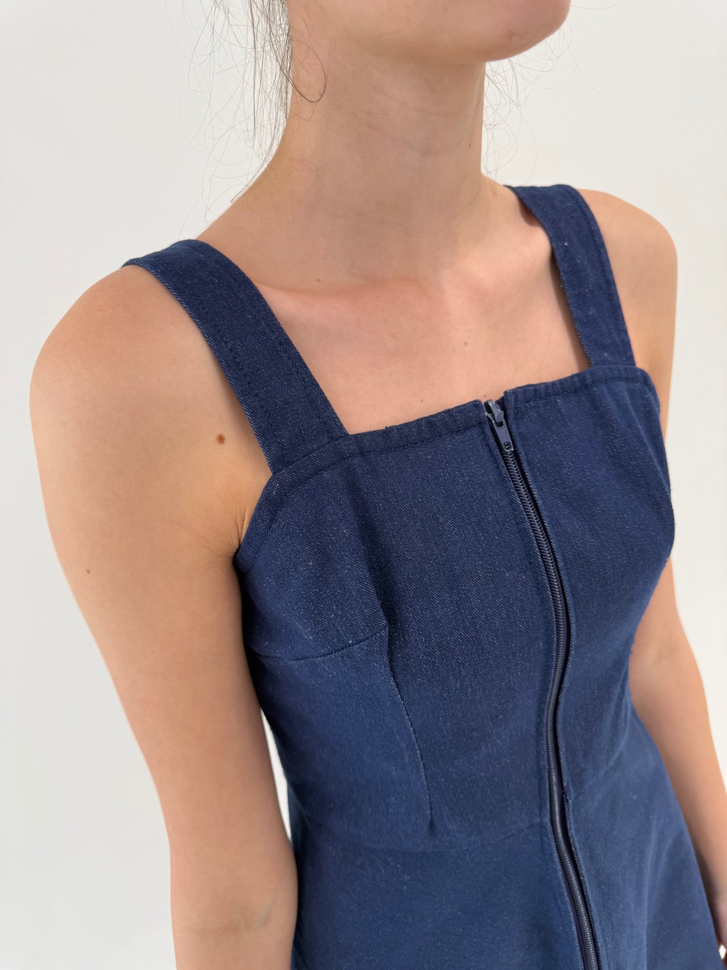 Rochie vintage din jeans cu corsaj și talie marcată în croi A-line