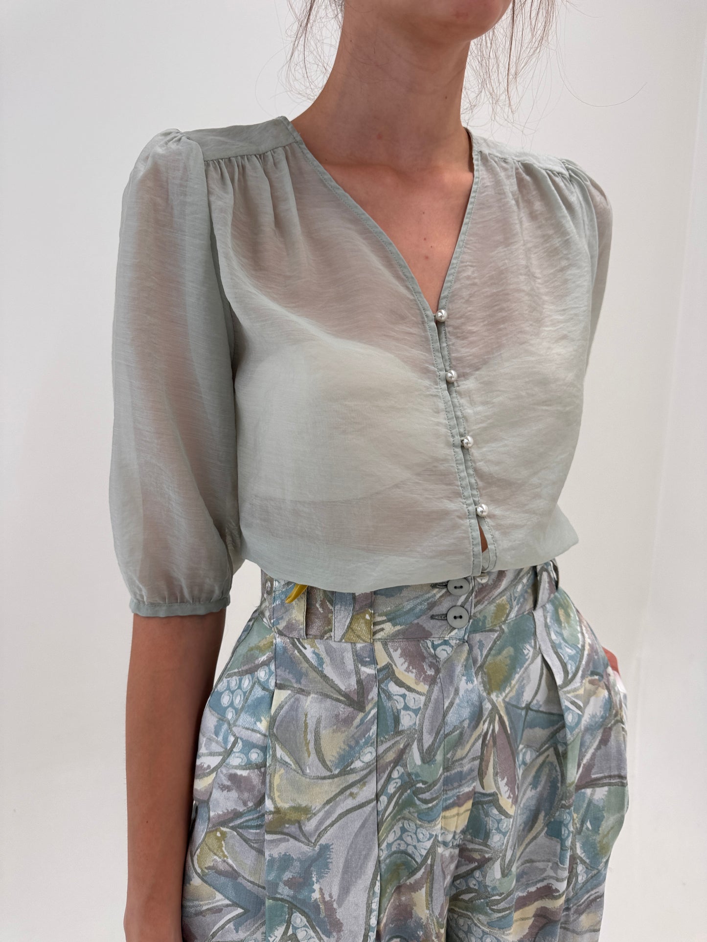 Tunica dusty mint green cu nasturi perlă din organza moale de lyocell